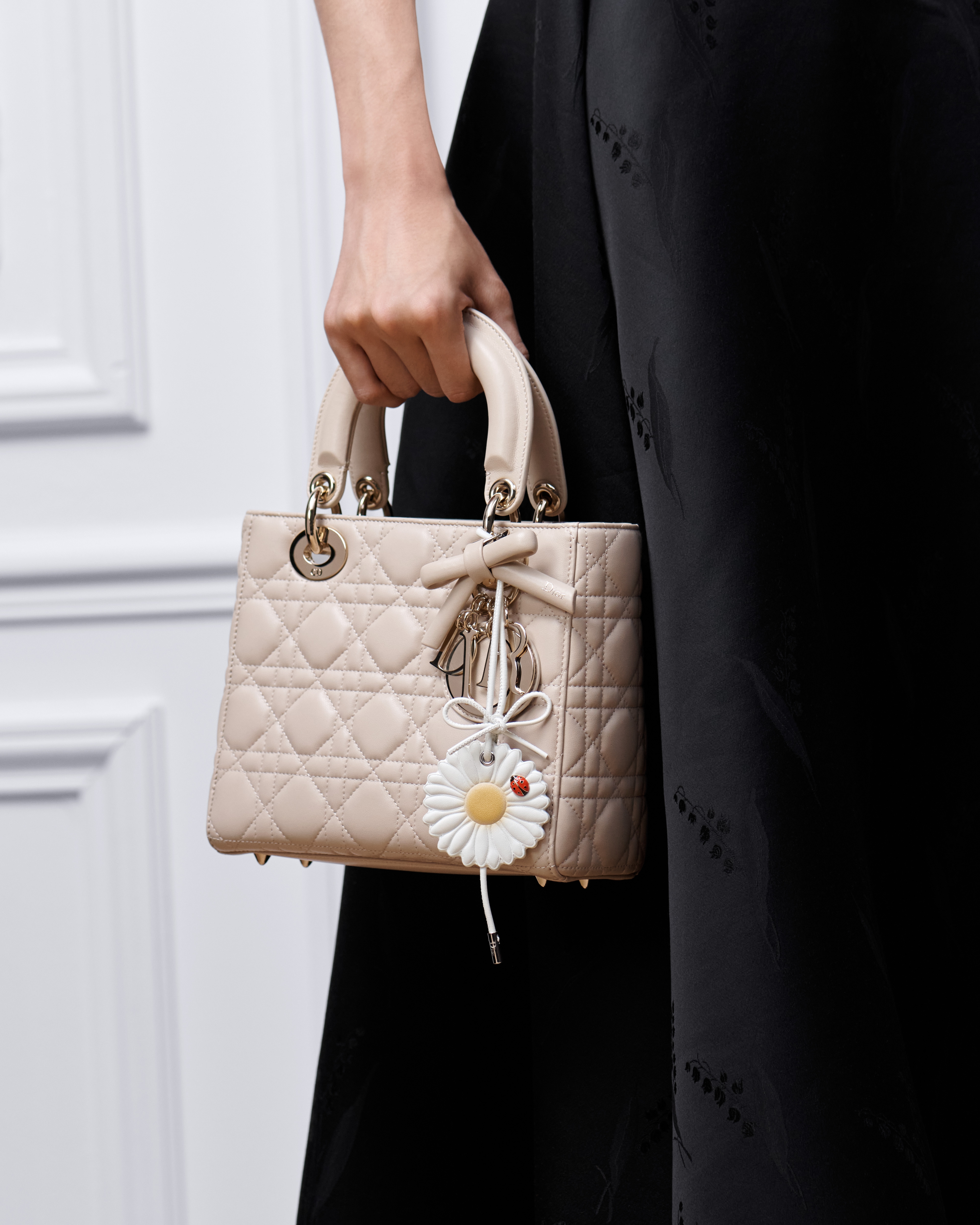 Dior Daisy 手袋吊饰 黄色和白色牛皮革、银色饰面金属和红色与黑色涂漆 E10