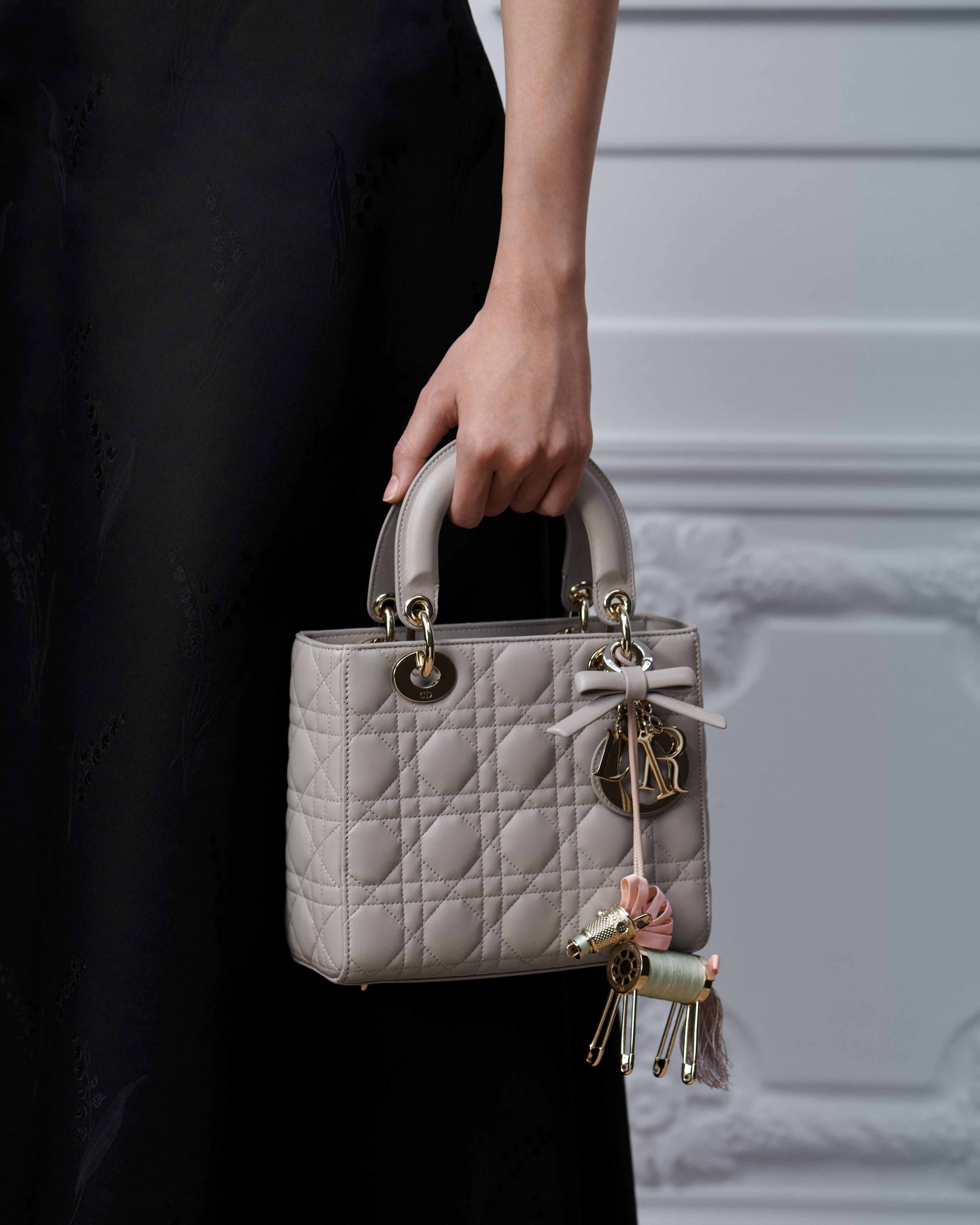 Lucky Dior 小马手袋吊饰 多色桑蚕丝线和金色饰面金属 E10