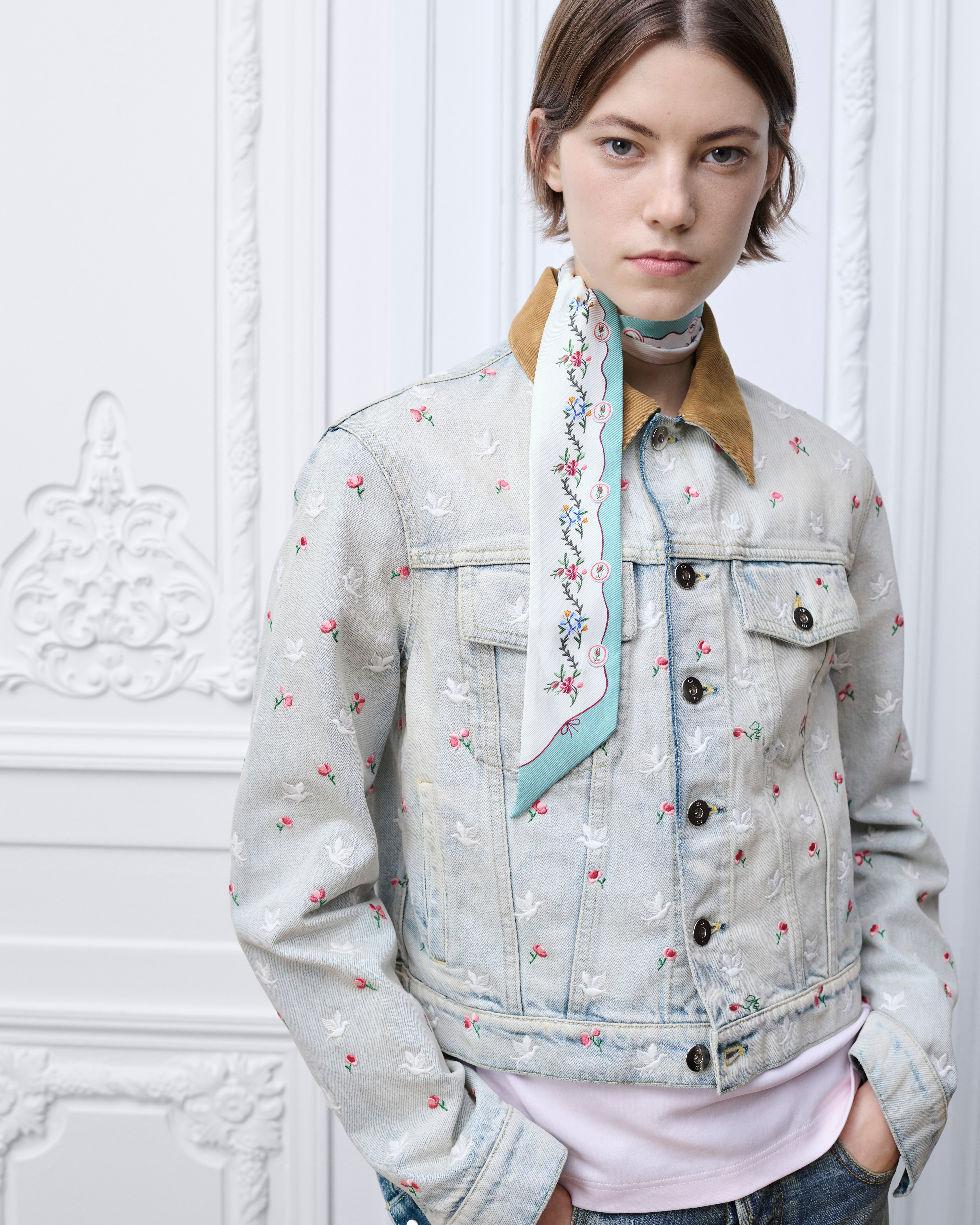 look_image_alt_prefix Dioramour Mitzah 丝巾 蓝色桑蚕丝斜纹面料多色 Revolution Flowers 图案 E04