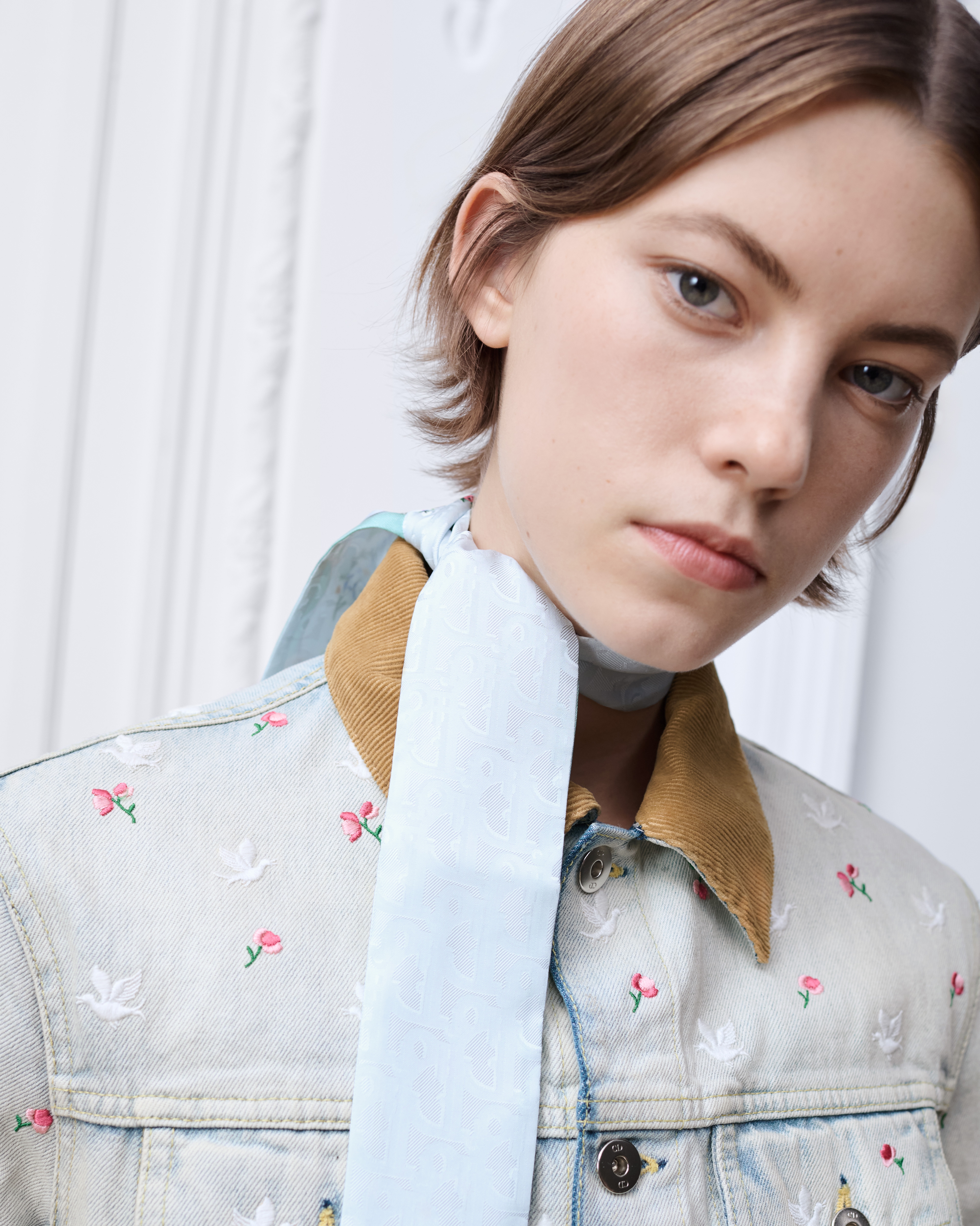 look_image_alt_prefix Dioramour Mitzah 丝巾 蓝色桑蚕丝斜纹面料多色 Revolution Flowers 图案 E12