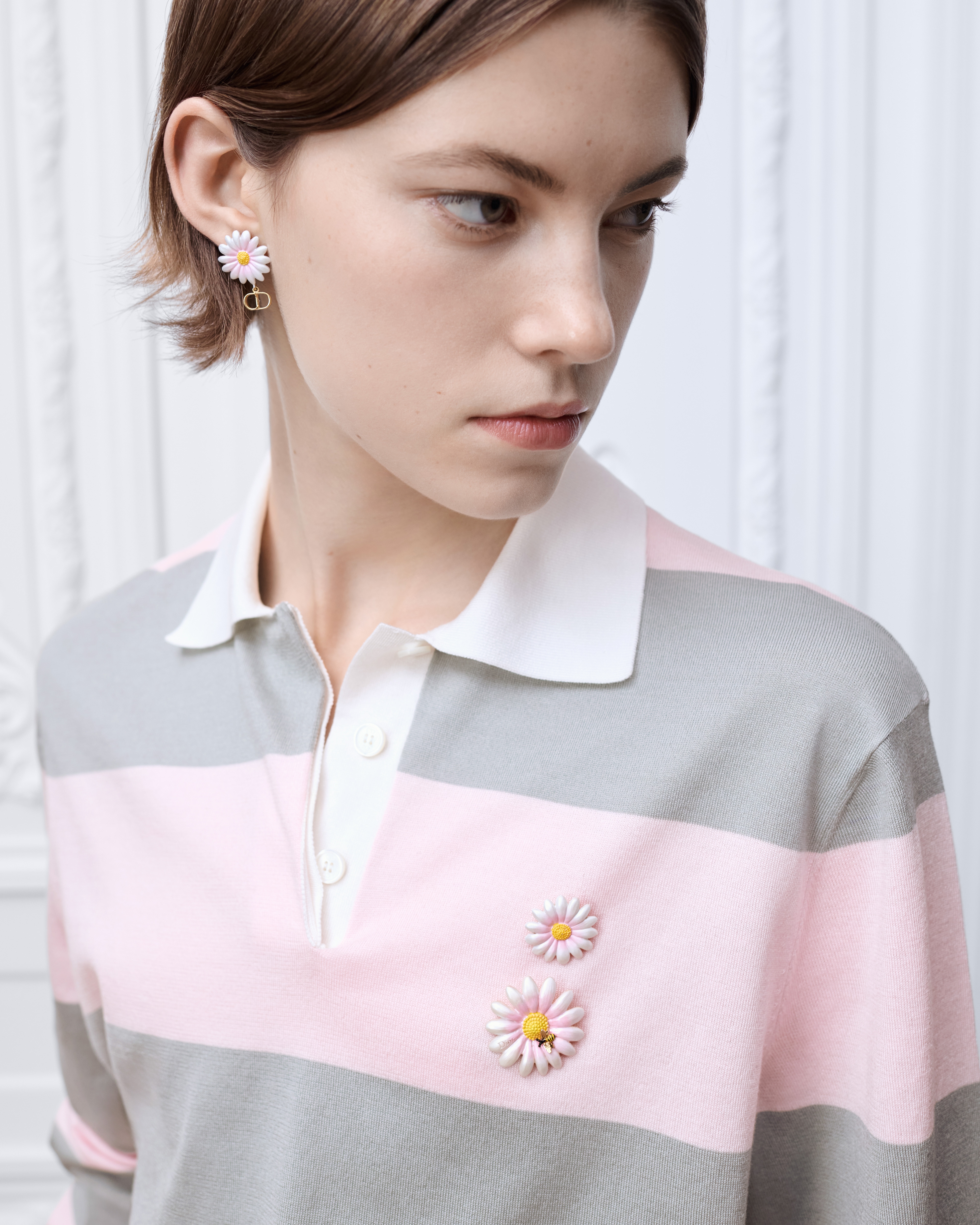 look_image_alt_prefix Dior Daisy 胸针套装 金色饰面金属和多色涂漆装饰 E12