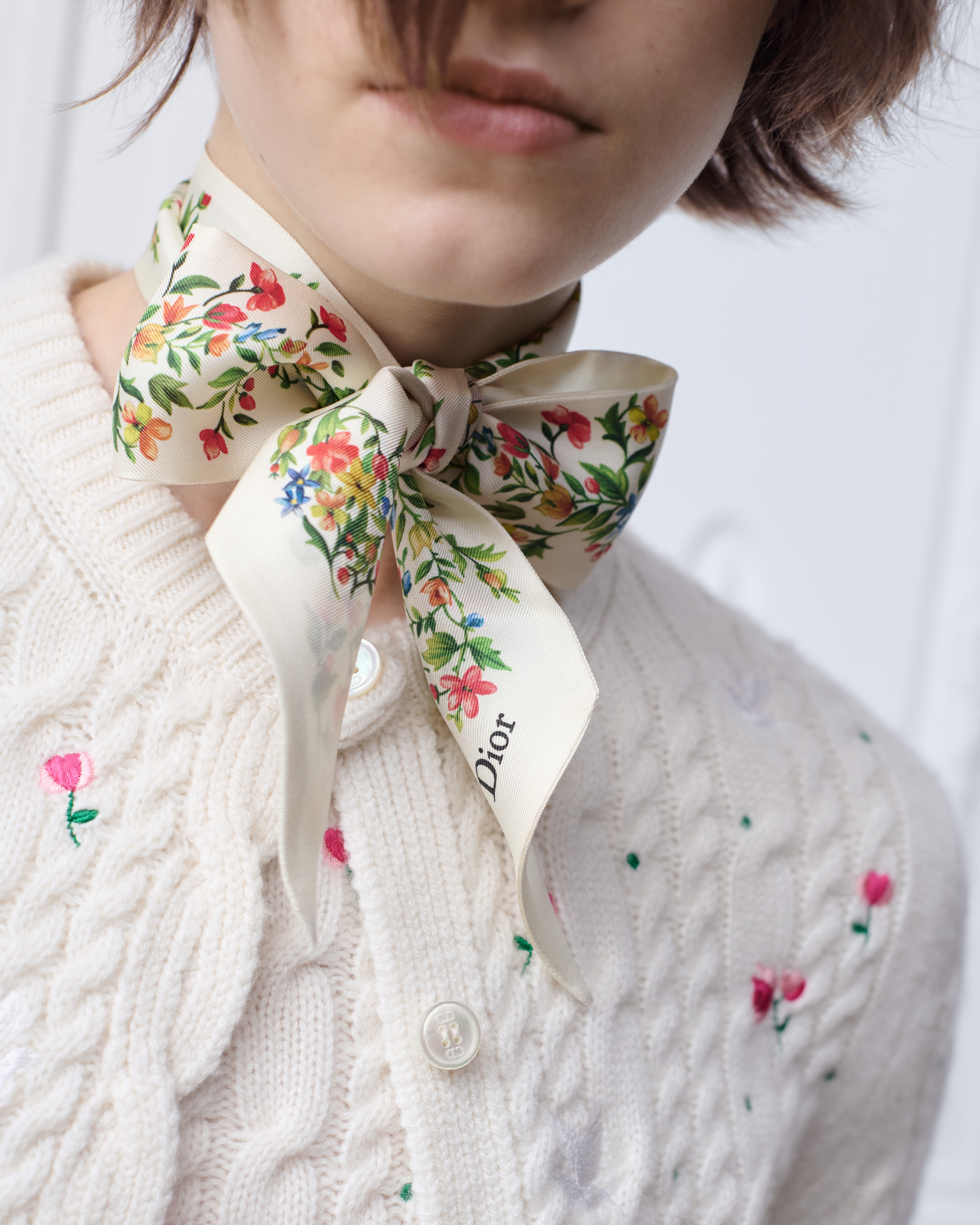 look_image_alt_prefix Dioramour Mitzah 丝巾 白色桑蚕丝斜纹面料多色 Floral Heart 图案 E12