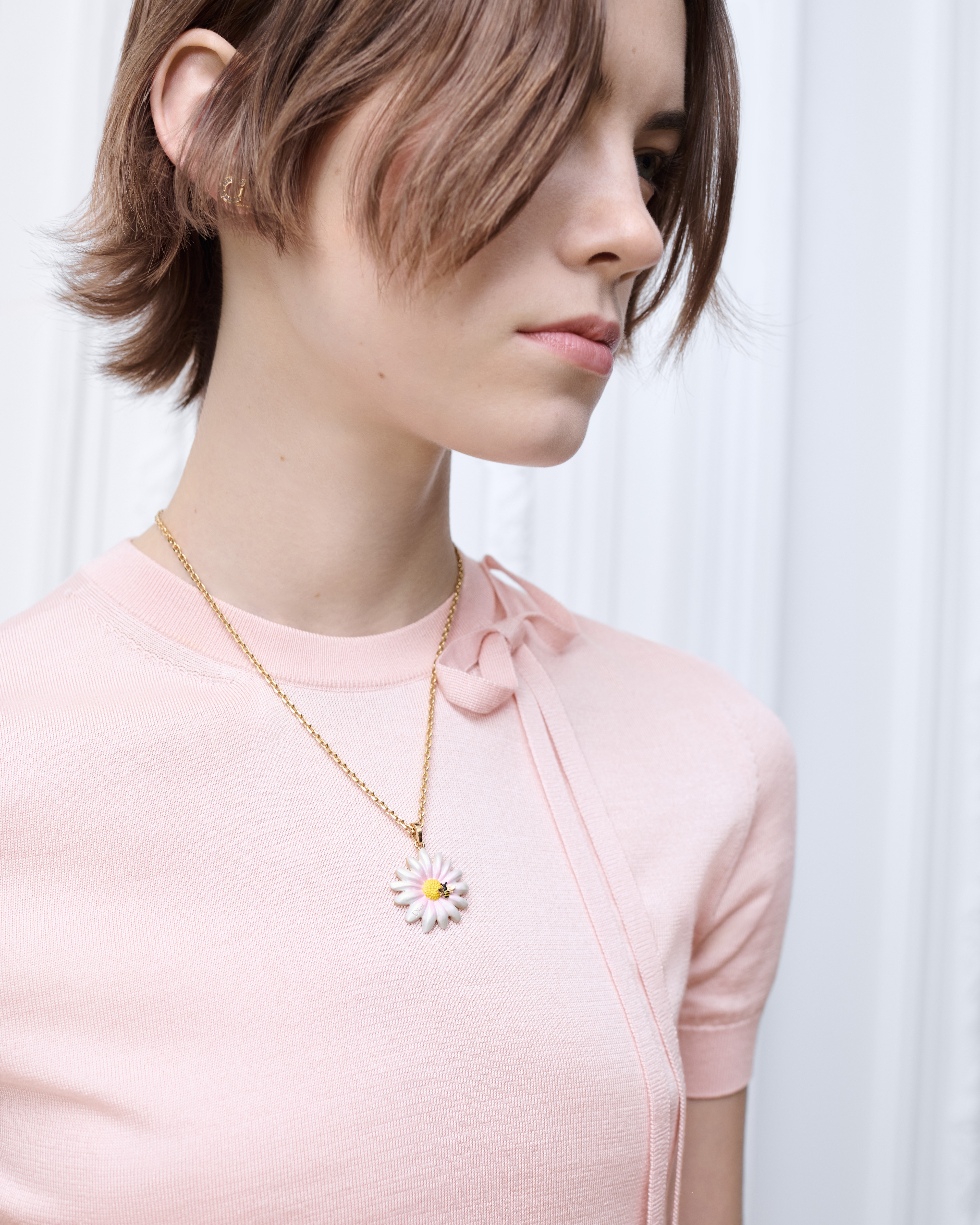 look_image_alt_prefix Dior Daisy 项链 金色饰面金属和多色涂漆装饰 E08