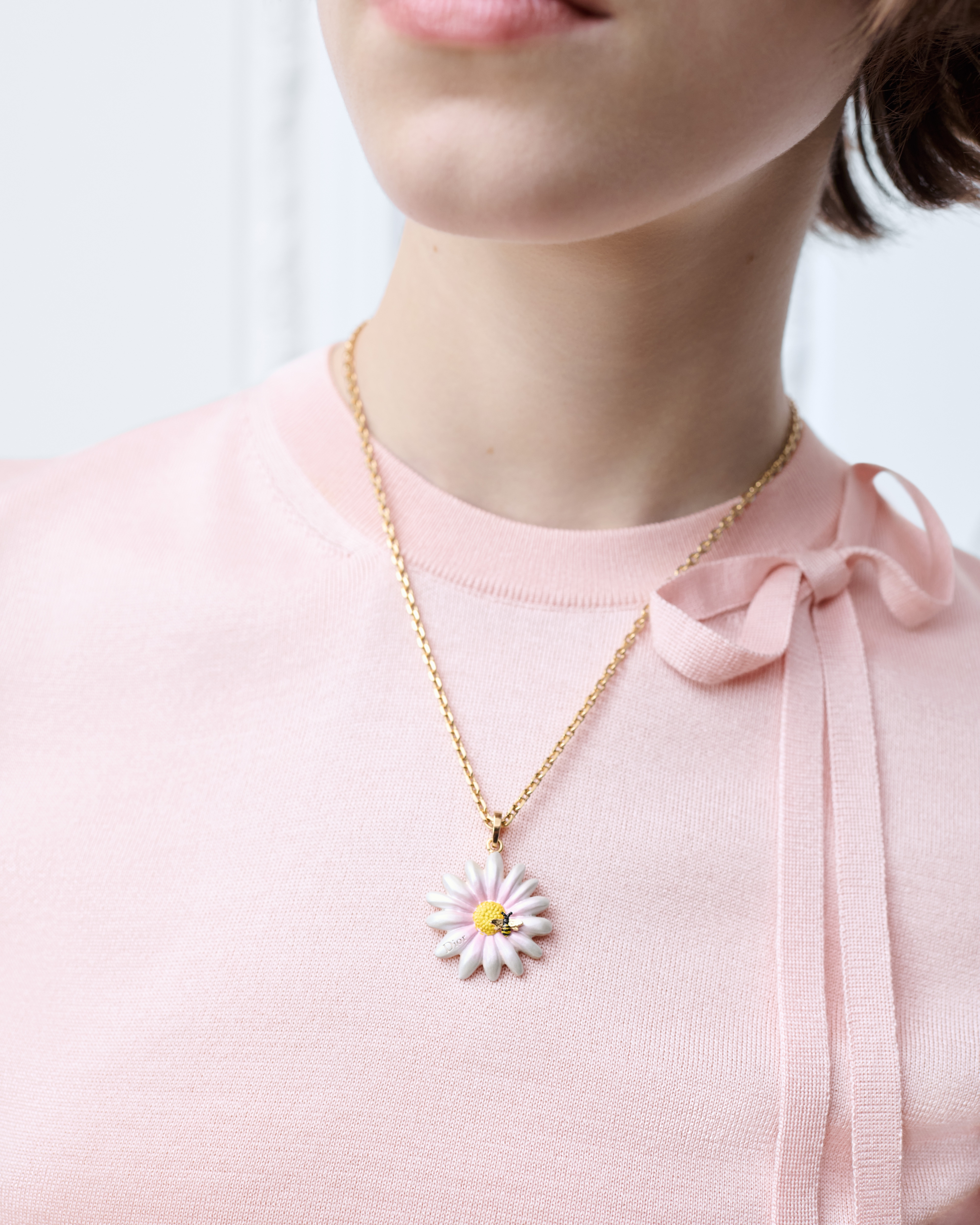 look_image_alt_prefix Dior Daisy 项链 金色饰面金属和多色涂漆装饰 E12