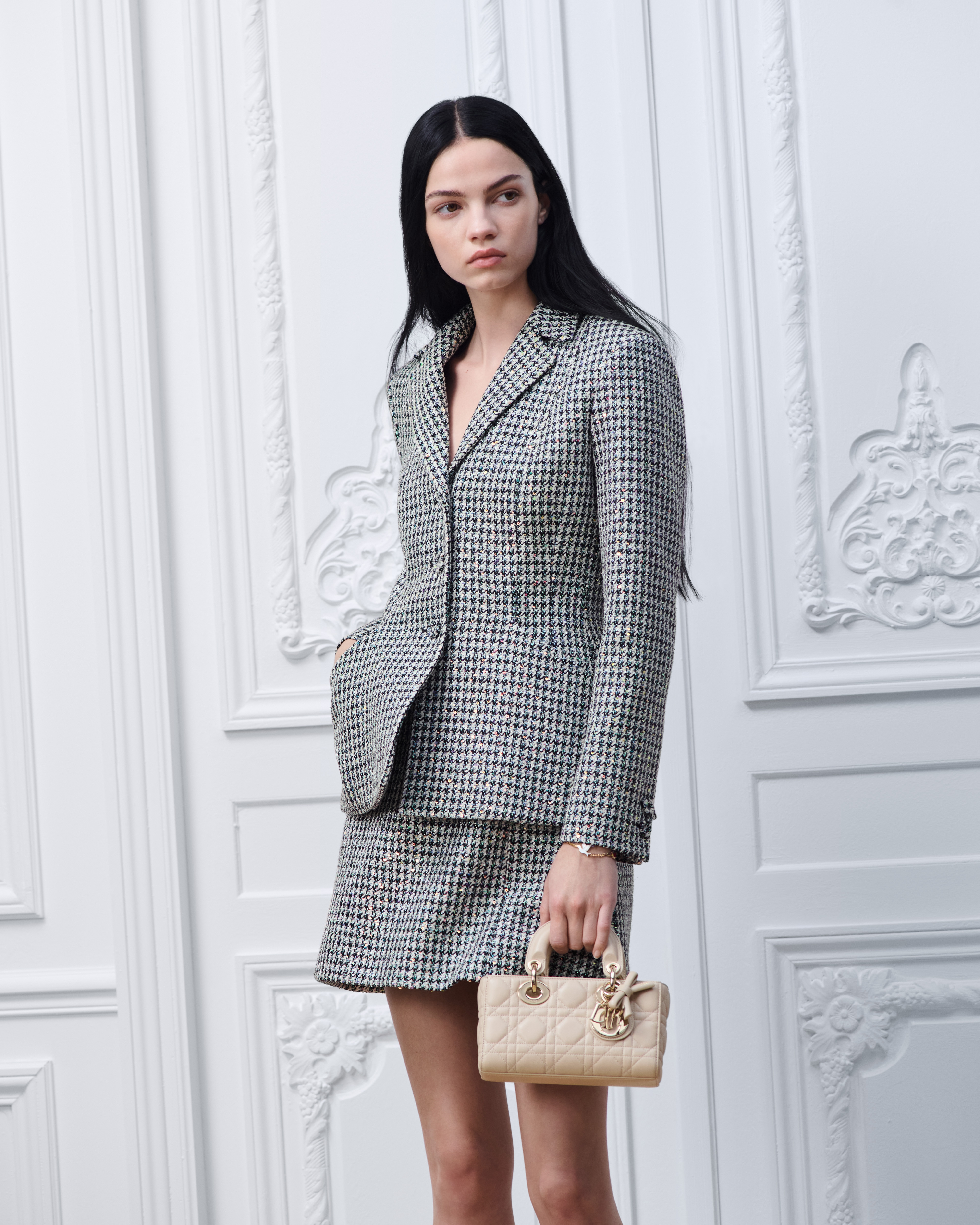 look_image_alt_prefix 修身西装外套 黑色和白色绵羊毛混纺面料千鸟格纹搭配多色亮片 E05