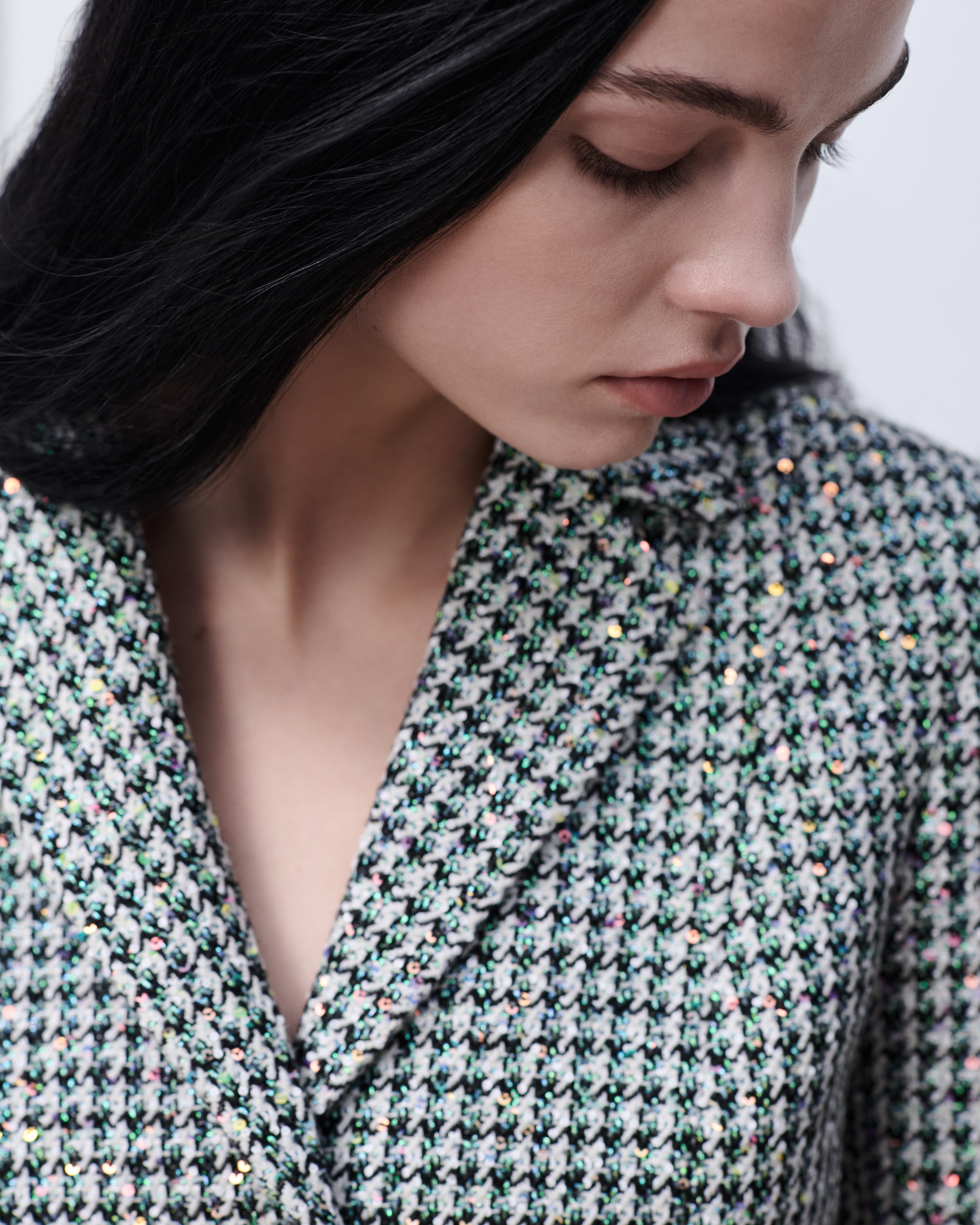 look_image_alt_prefix 修身西装外套 黑色和白色绵羊毛混纺面料千鸟格纹搭配多色亮片 E08