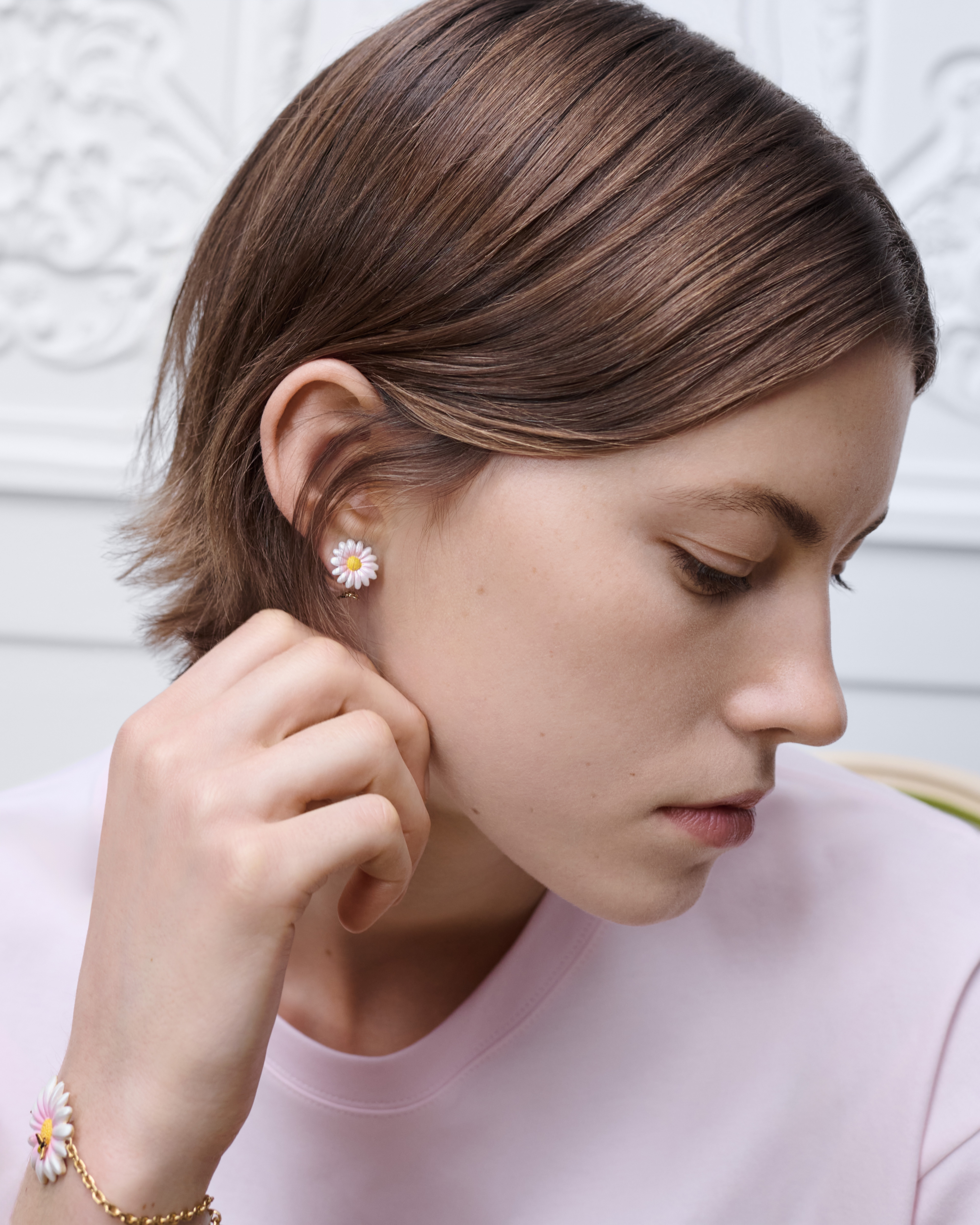 look_image_alt_prefix Dior Daisy Dior Tribales 耳环 金色饰面金属、白色树脂珠饰和多色涂漆装饰 E08