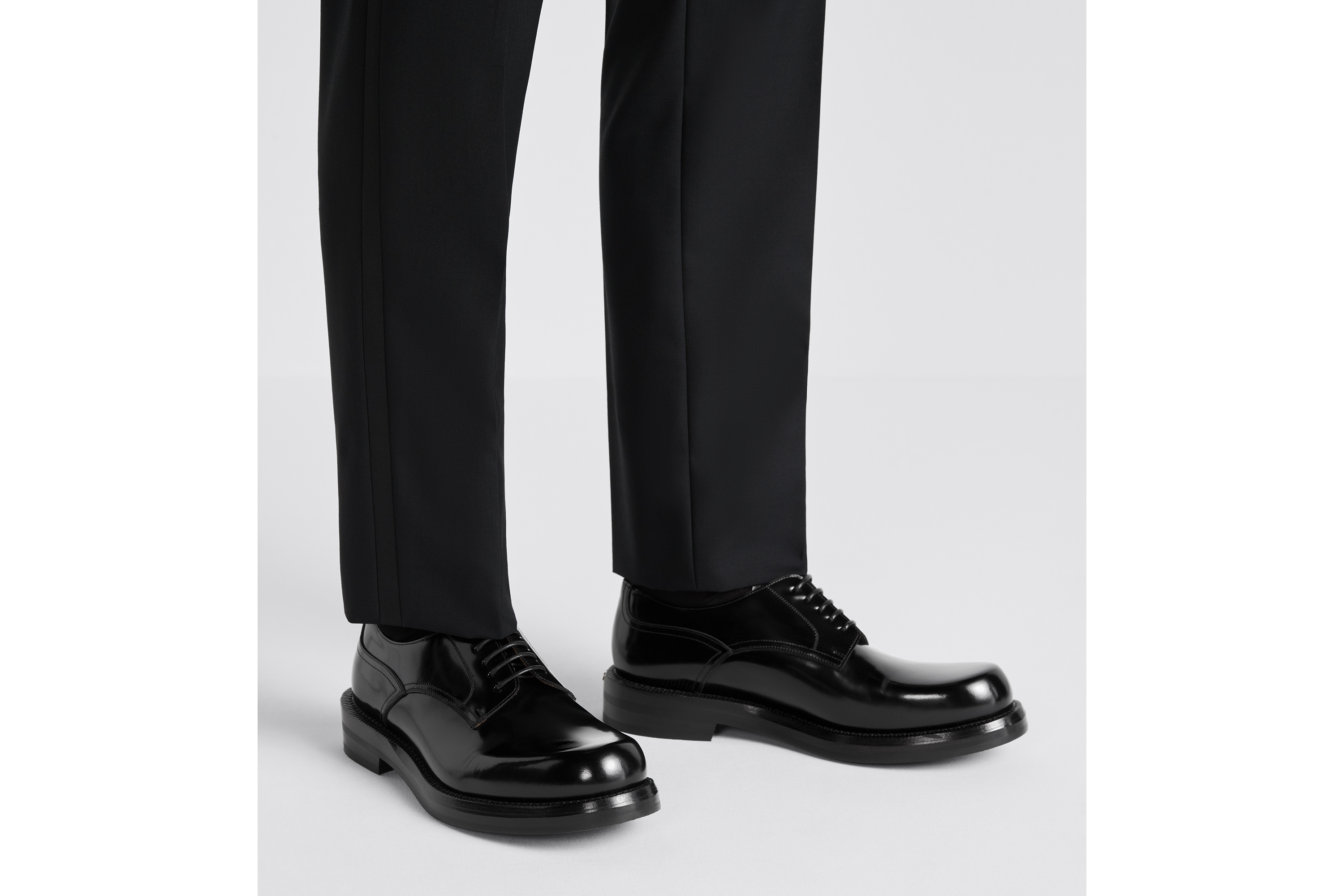 look_image_alt_prefix Dior Carlo 德比鞋 黑色抛光牛皮革 E23