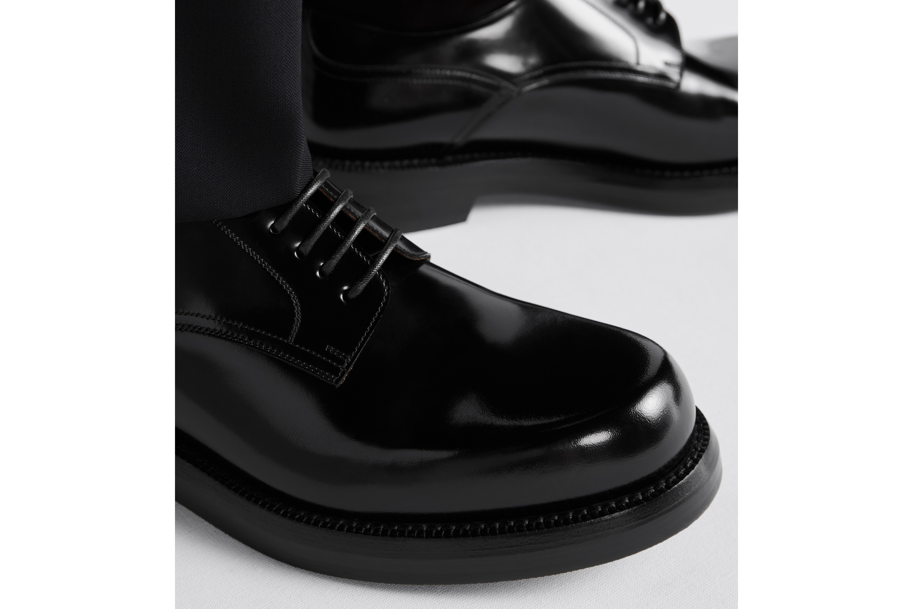 look_image_alt_prefix Dior Carlo 德比鞋 黑色抛光牛皮革 E24