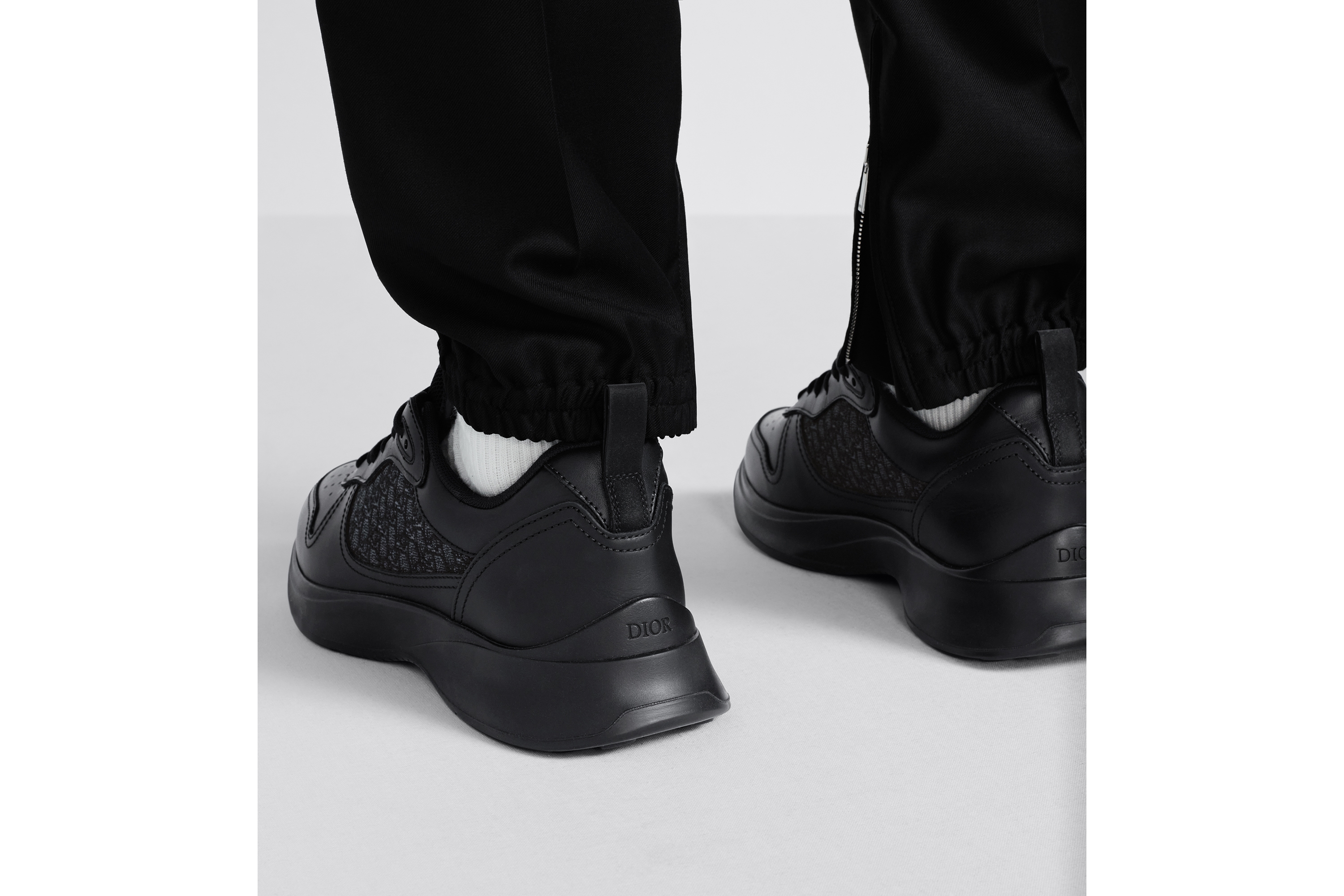 look_image_alt_prefix B25 Runner 运动鞋 黑色光滑牛皮革和 Oblique 印花 E24