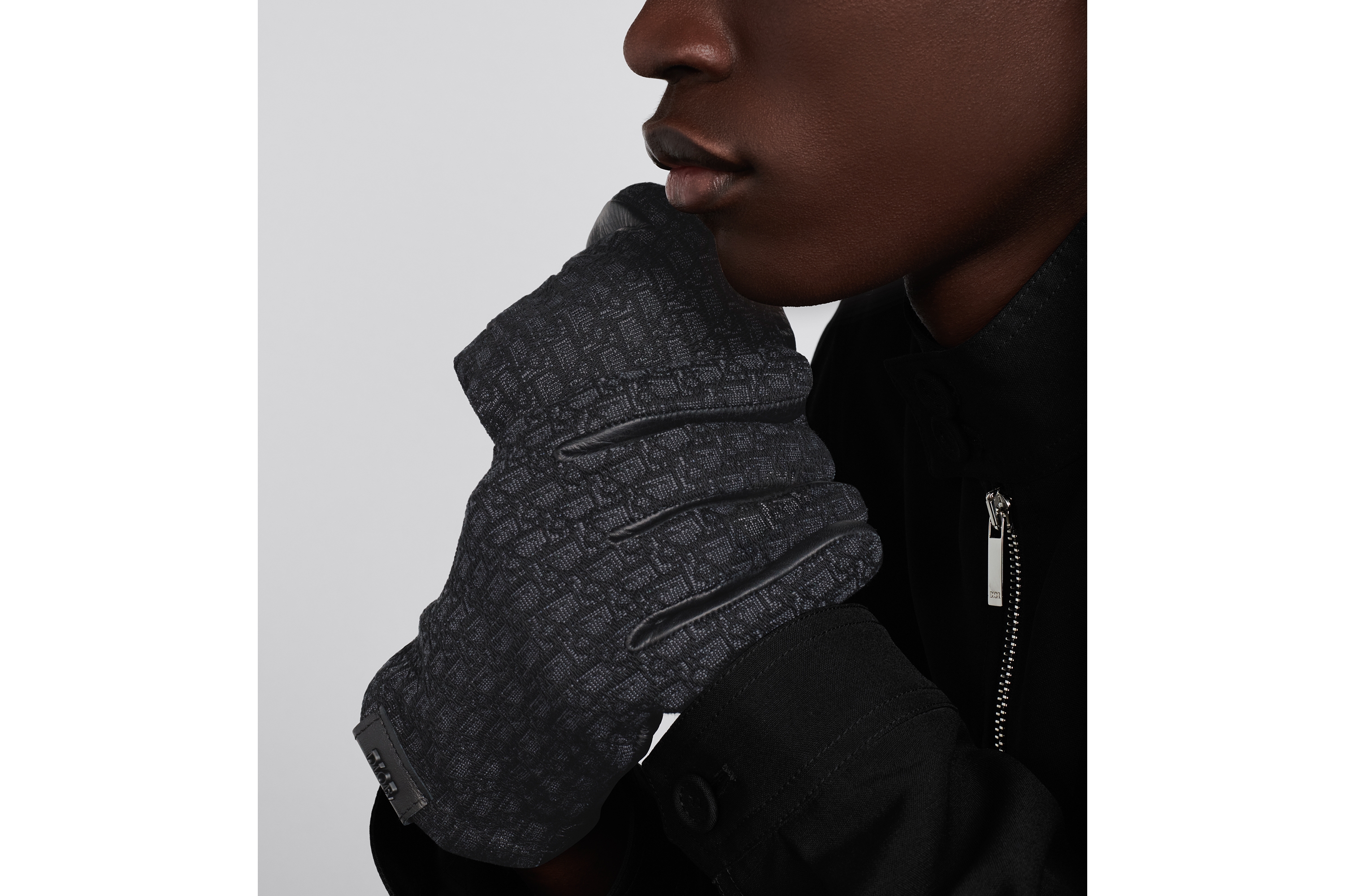 手套 黑色粒面皮革超迷你 Oblique 印花 E46