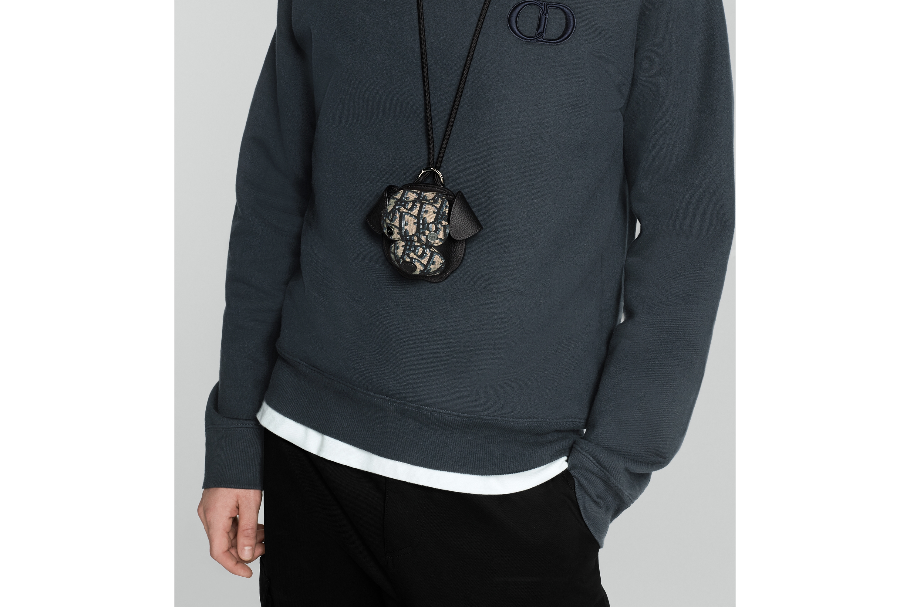 look_image_alt_prefix Bobby 耳机套 米色和黑色 Oblique 印花面料搭配黑色粒面牛皮革 E20