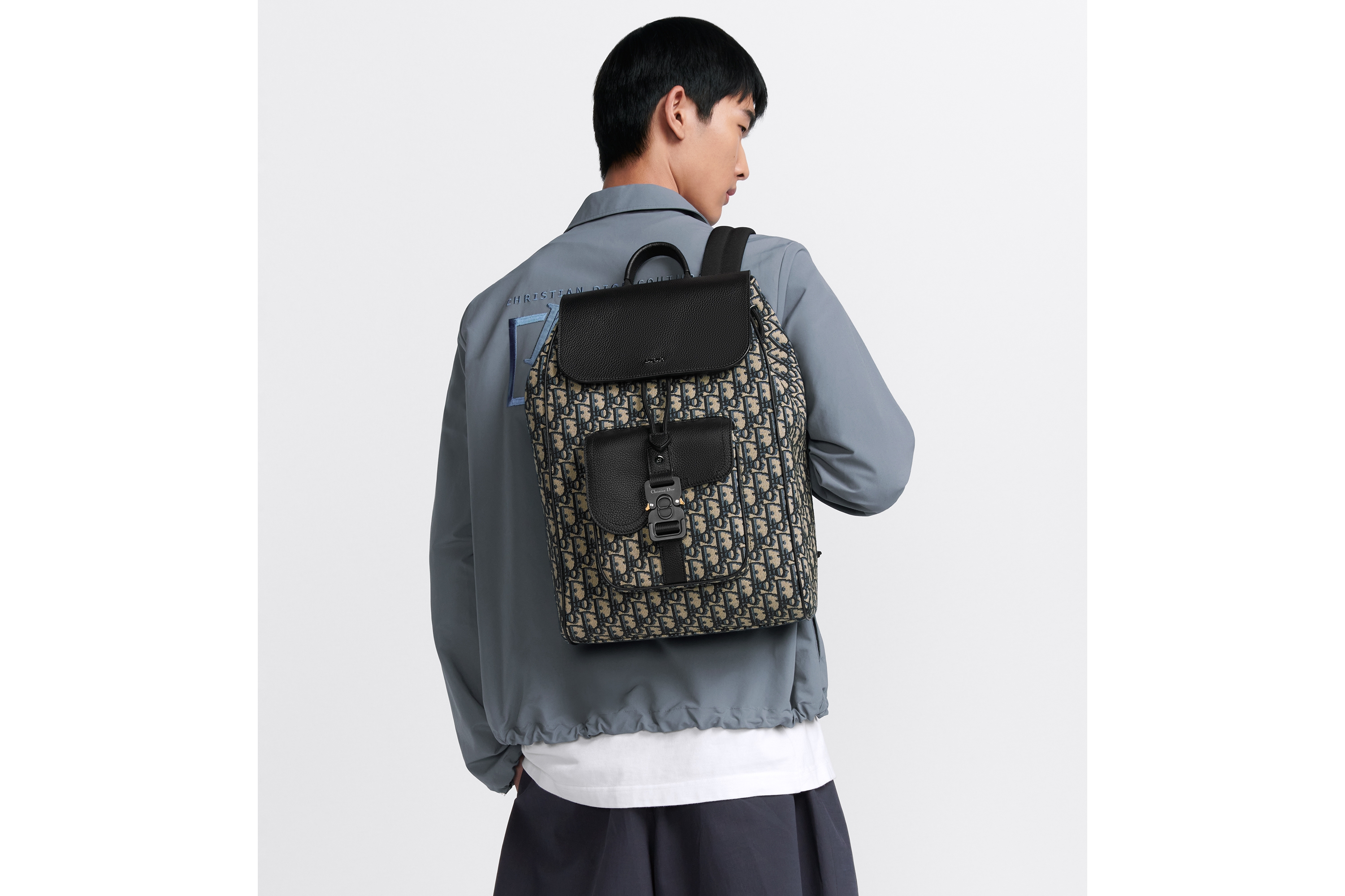 look_image_alt_prefix 马鞍翻盖双肩背包 米色和黑色 Oblique 印花面料和黑色粒面牛皮革 E19