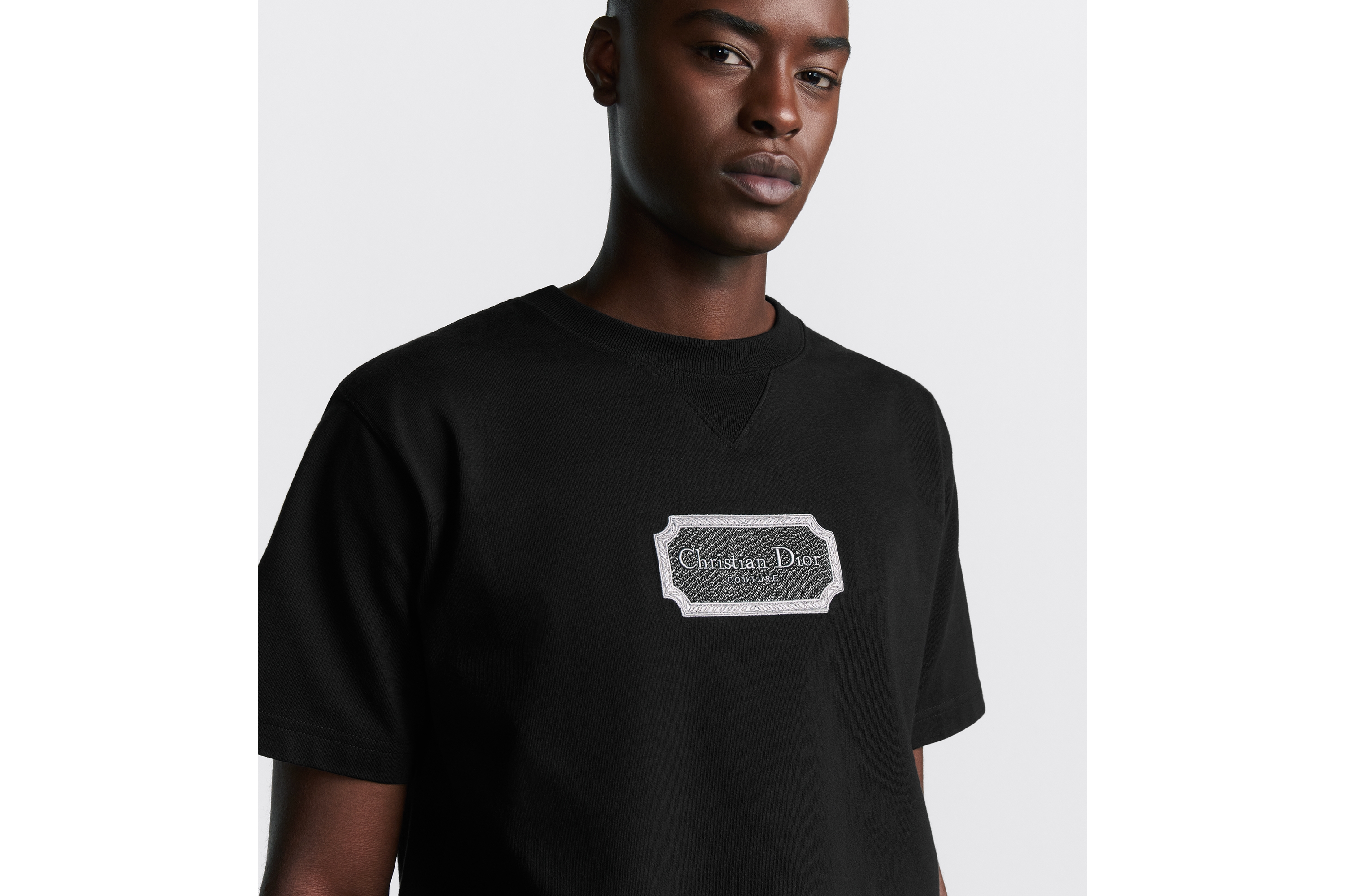 look_image_alt_prefix 宽松版型 T 恤 黑色棉质平纹针织面料 Christian Dior Couture 标志 E10