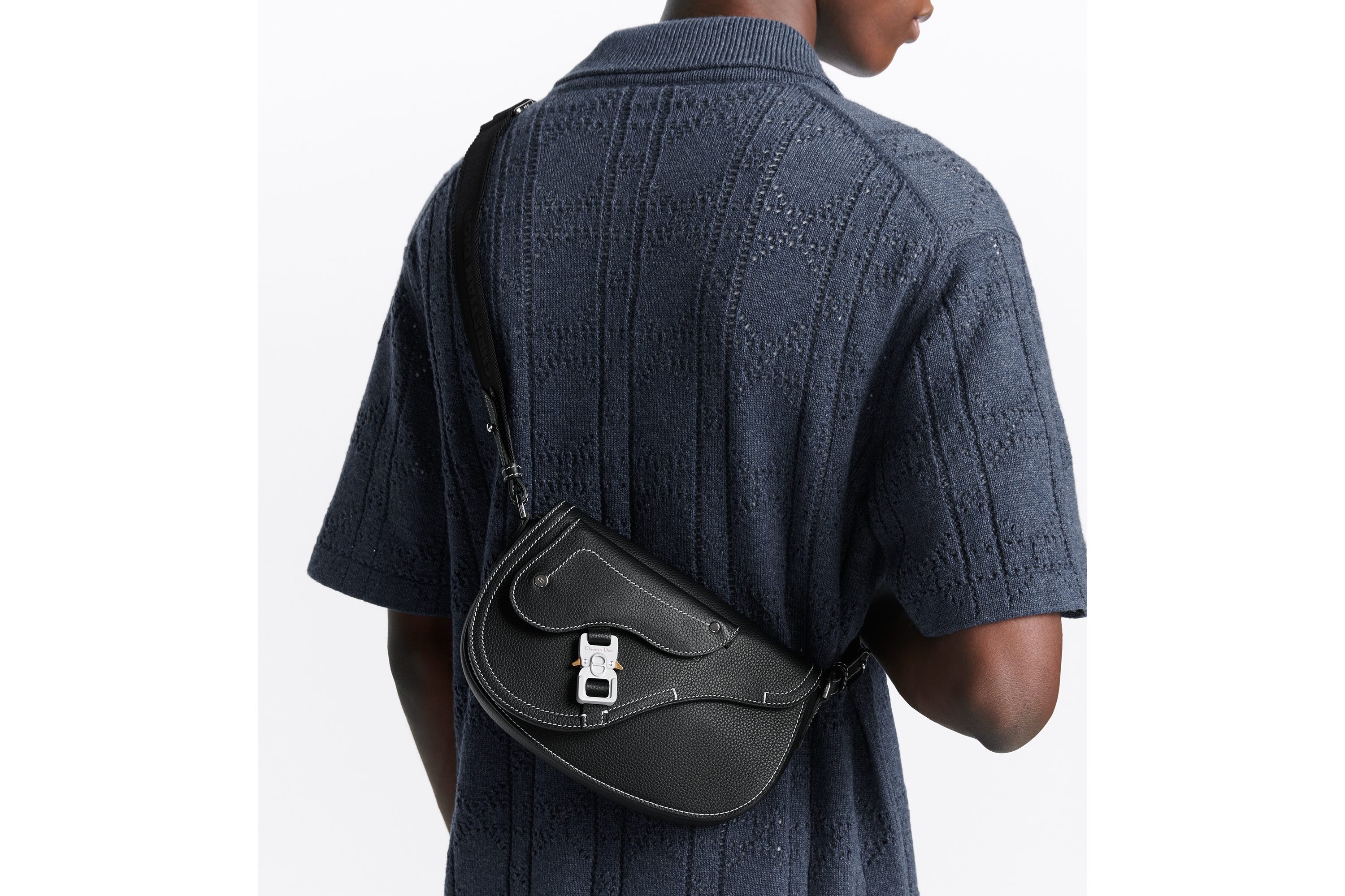 look_image_alt_prefix 马鞍信使包 黑色粒面牛皮革 E22