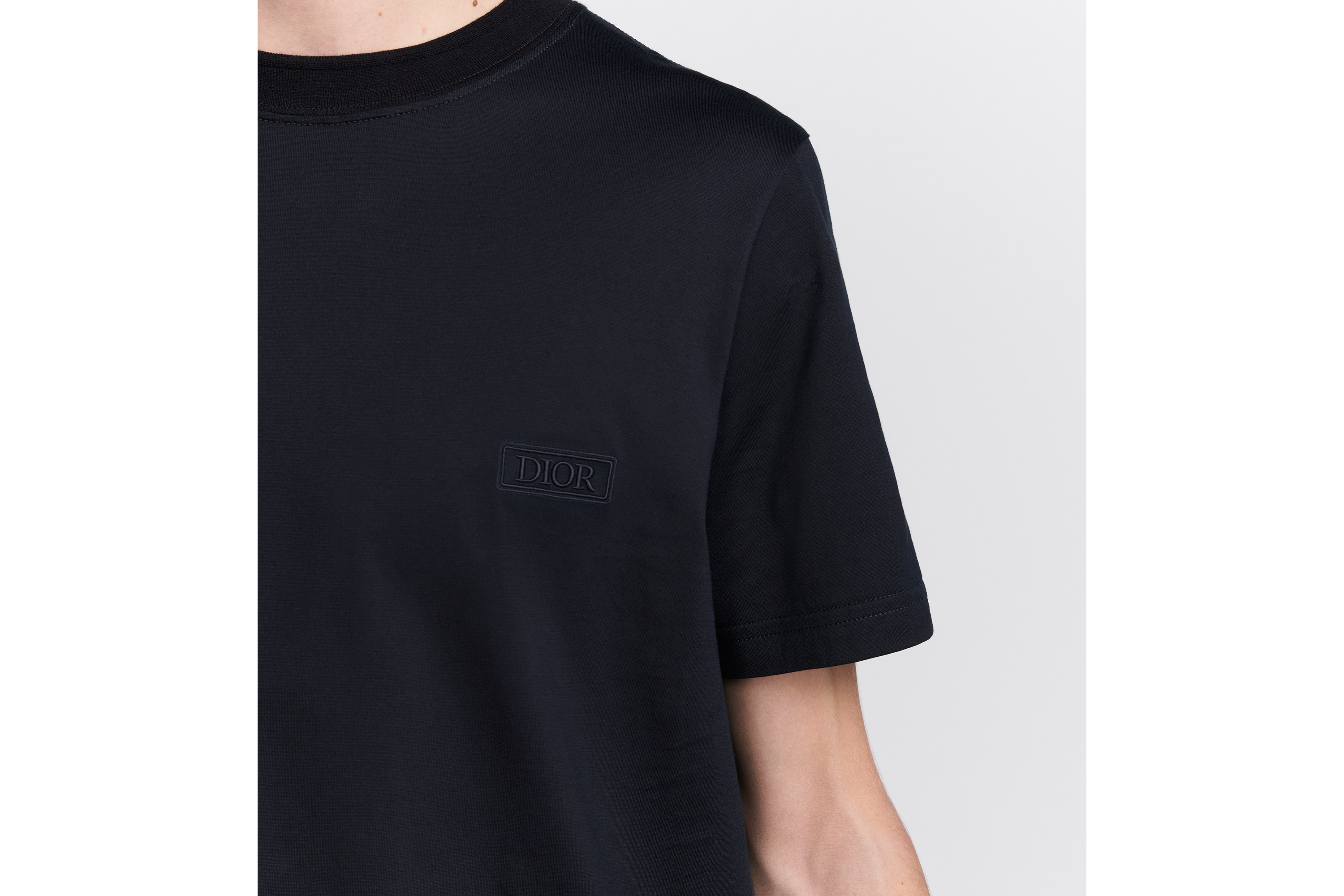 look_image_alt_prefix Dior Icons 常规版型 T 恤 海军蓝色海岛棉质平纹针织面料 E10