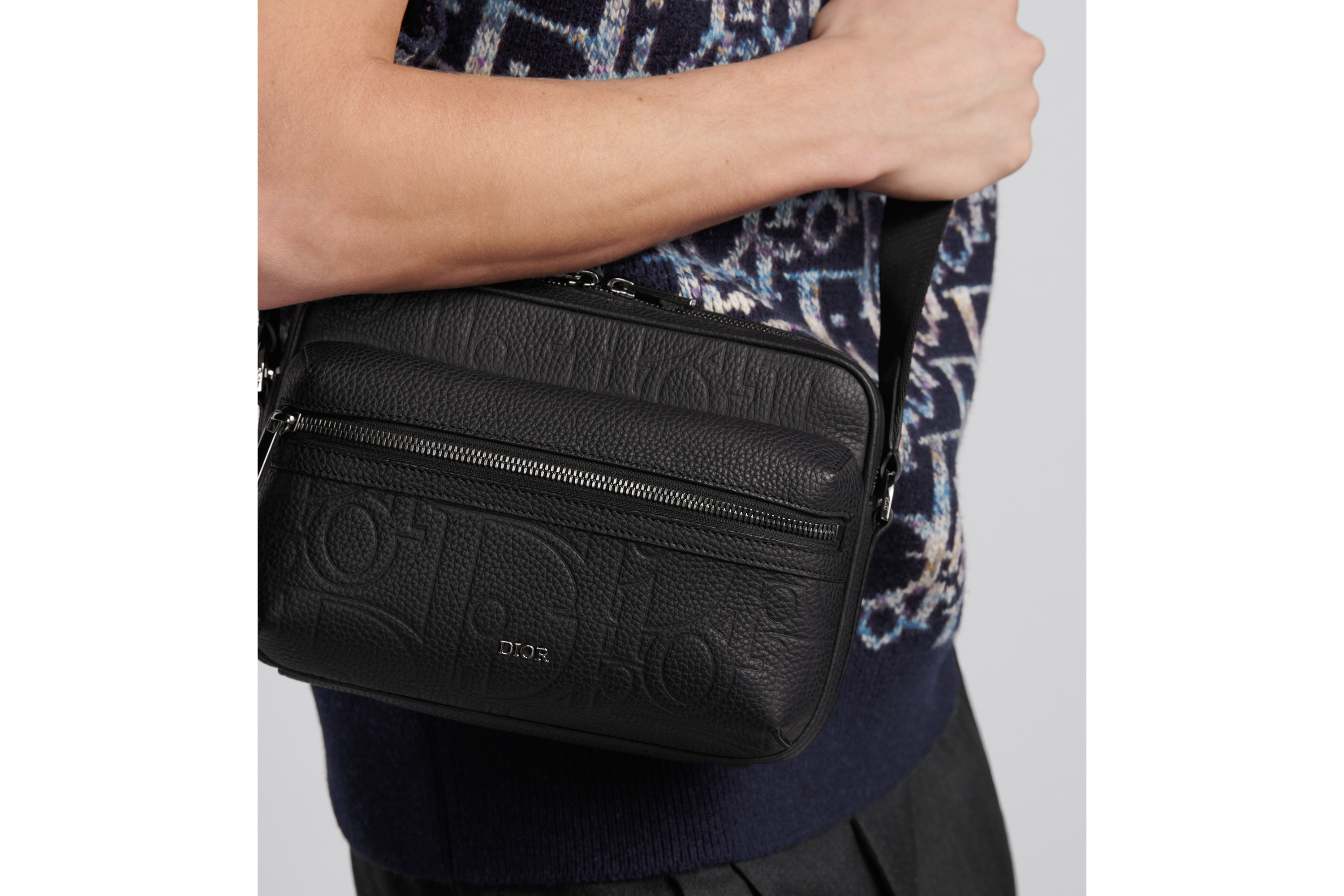 look_image_alt_prefix Rider 2.0 拉链式信使包 黑色 Dior Gravity 印花效果皮革和黑色粒面牛皮革 E20