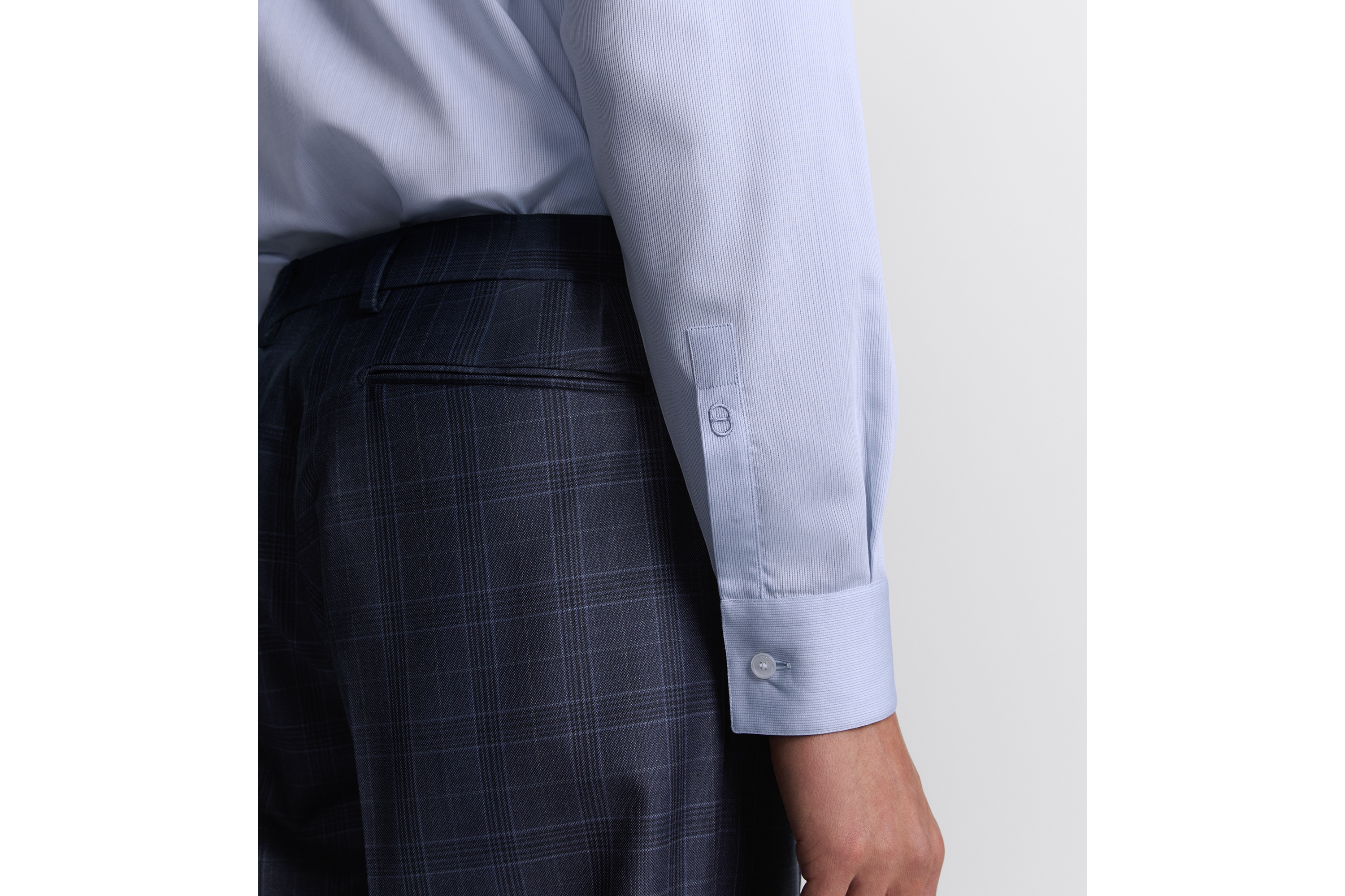 look_image_alt_prefix 衬衫 蓝色棉府绸面料格纹图案搭配 CD 刺绣袖口 E10