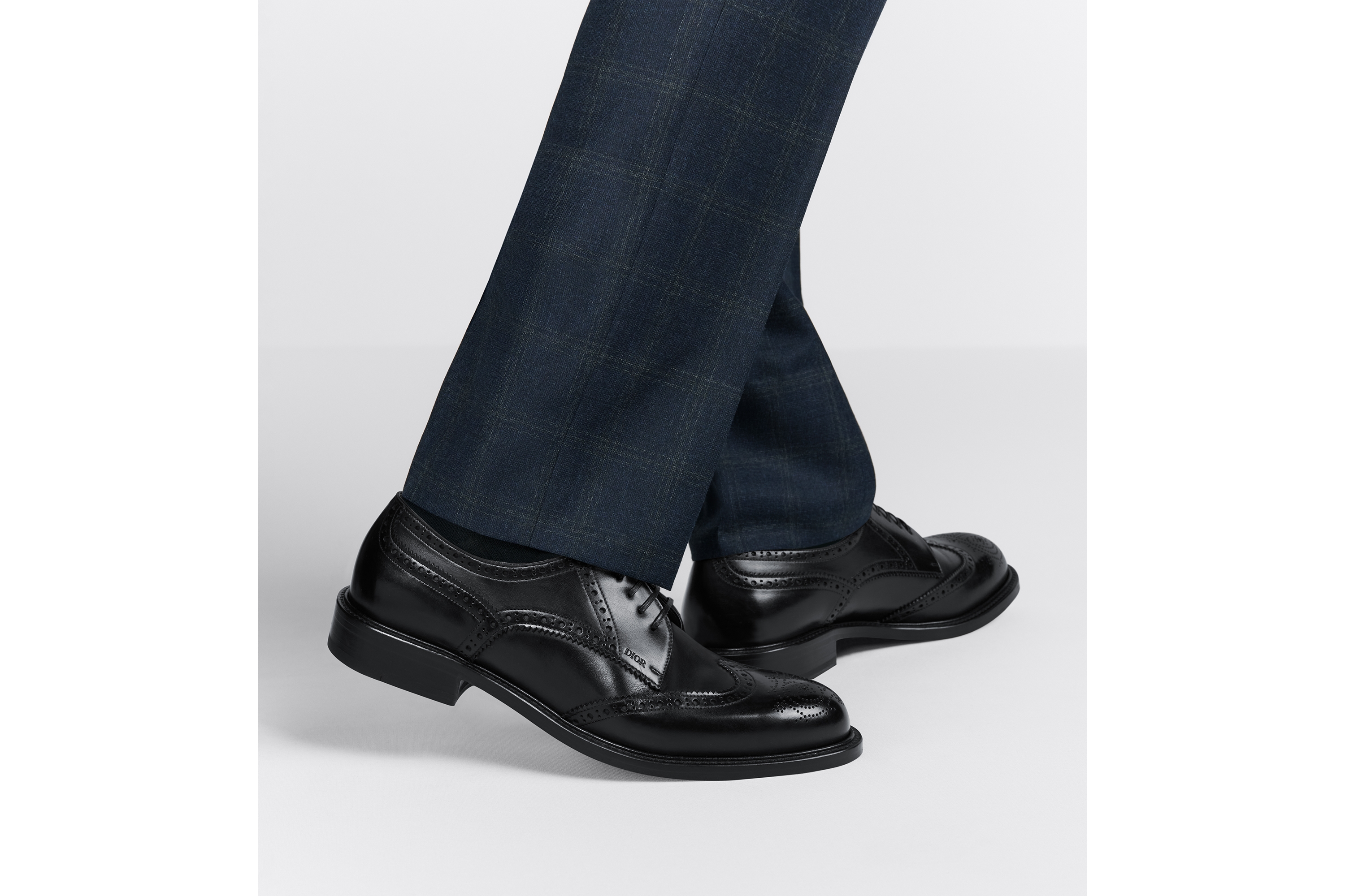 look_image_alt_prefix Dior Embassy 布洛克德比鞋 黑色亮面牛皮革 E23