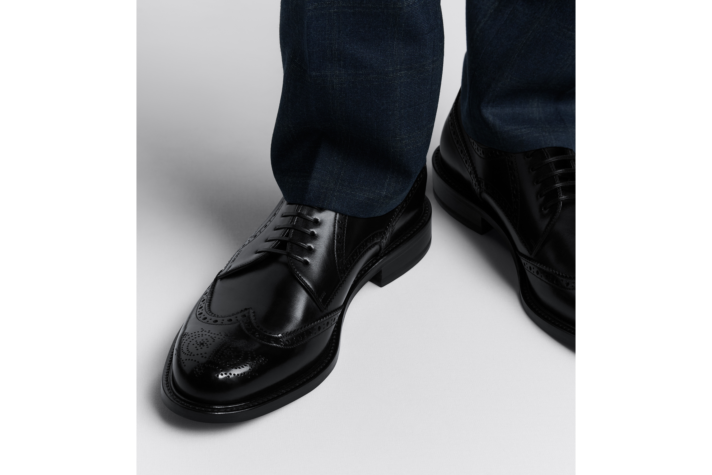 look_image_alt_prefix Dior Embassy 布洛克德比鞋 黑色亮面牛皮革 E24