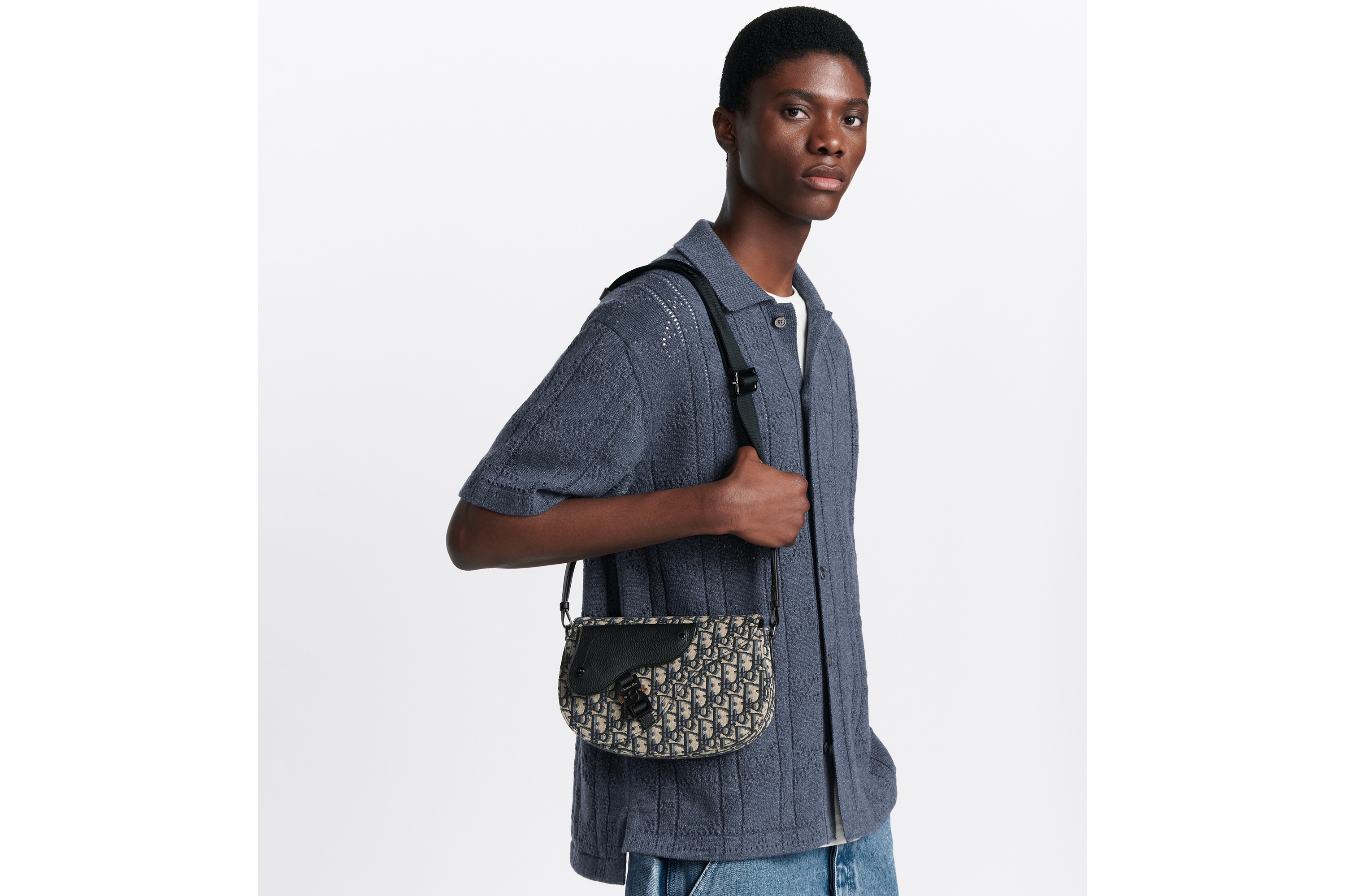 look_image_alt_prefix 马鞍信使包 米色和黑色 Oblique 印花面料搭配黑色粒面牛皮革 E19