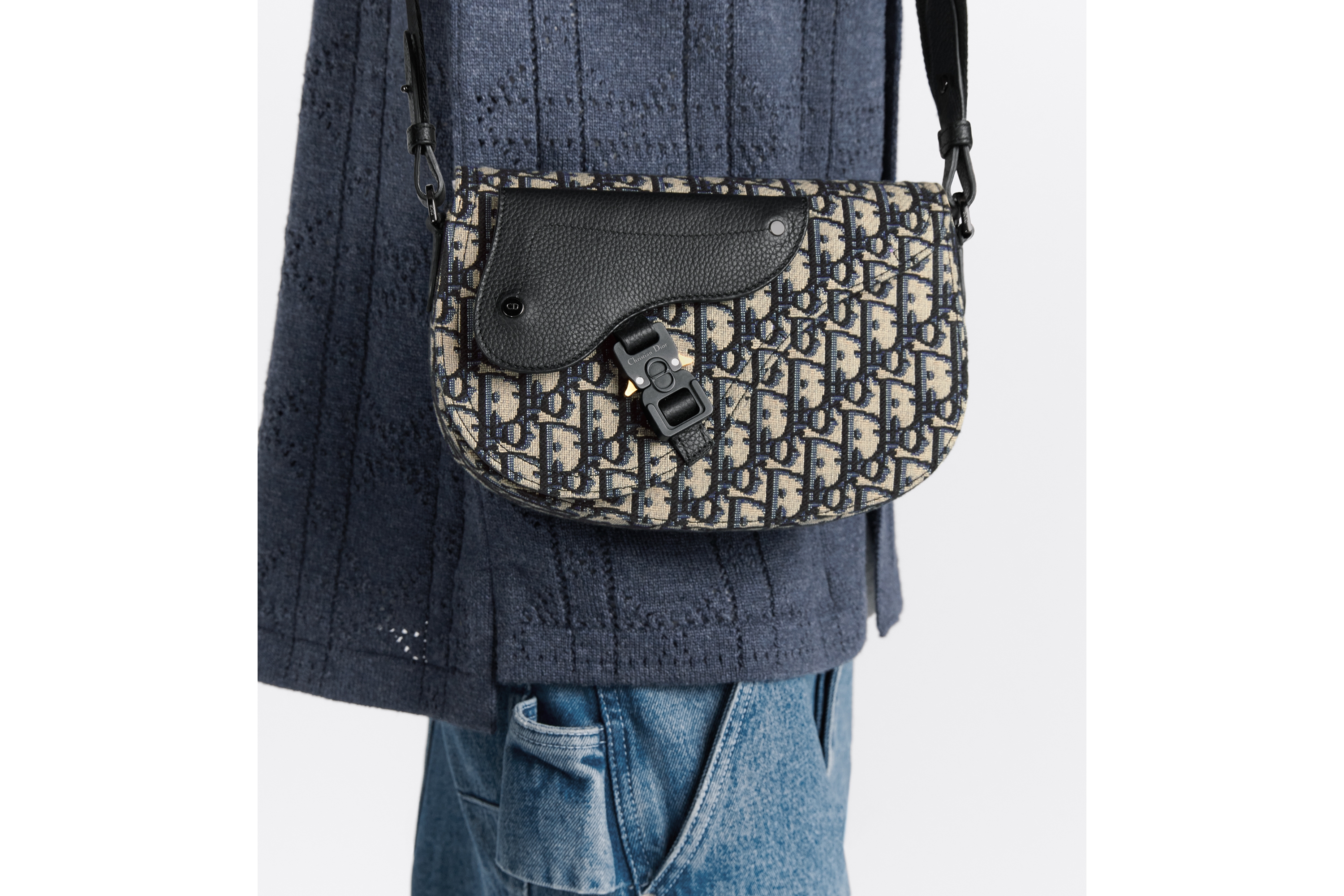 look_image_alt_prefix 马鞍信使包 米色和黑色 Oblique 印花面料搭配黑色粒面牛皮革 E20