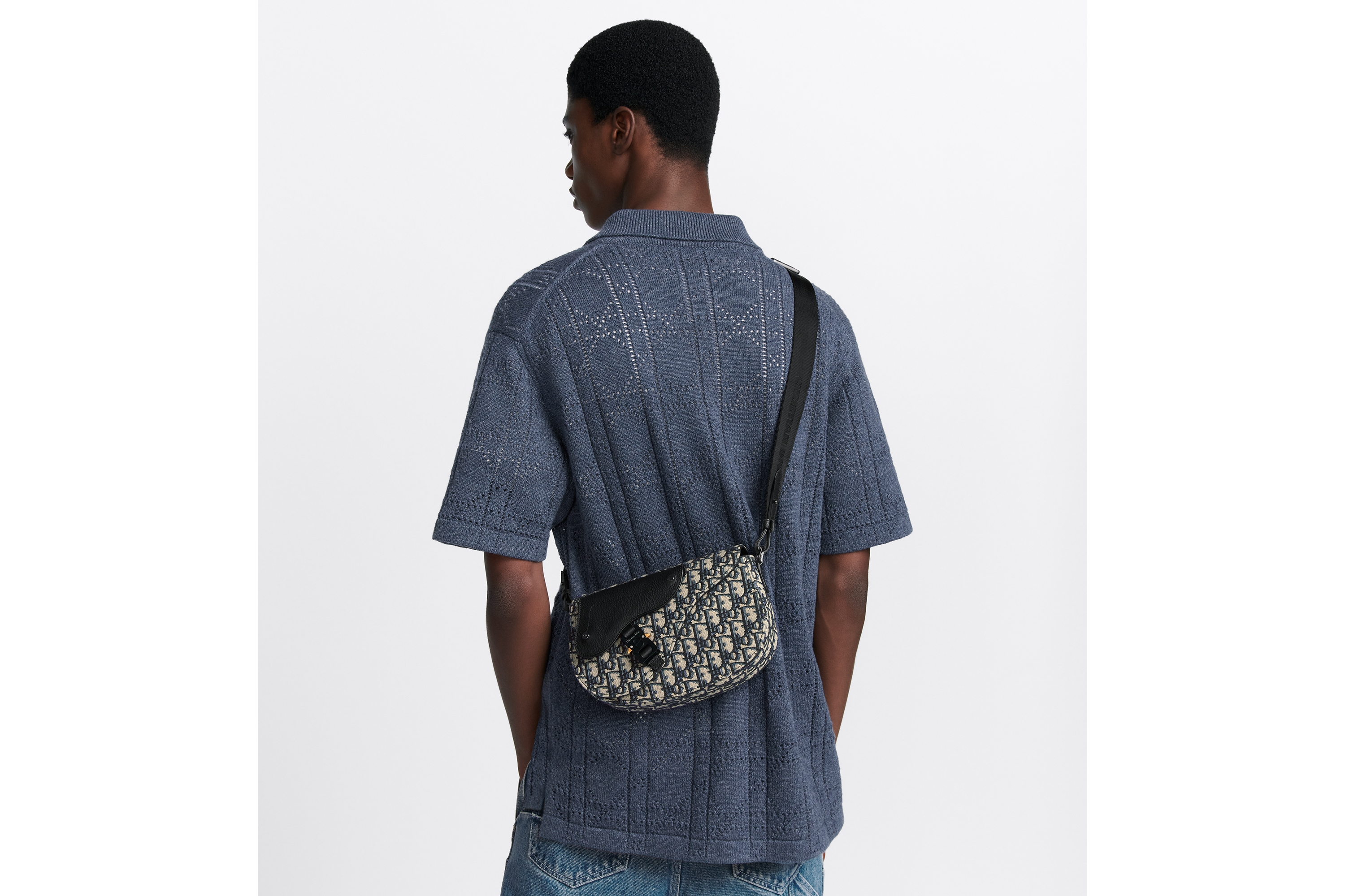 look_image_alt_prefix 马鞍信使包 米色和黑色 Oblique 印花面料搭配黑色粒面牛皮革 E21