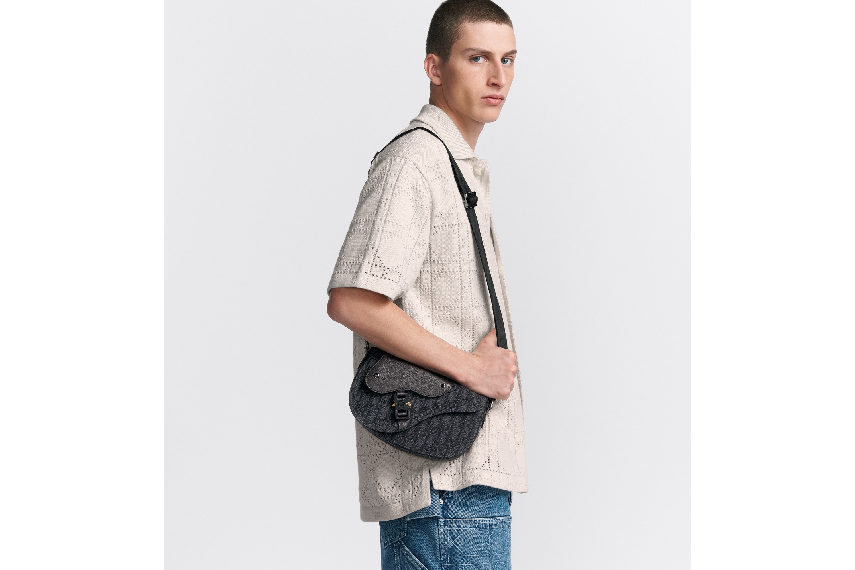 look_image_alt_prefix 马鞍信使包 黑色 Oblique 印花面料和黑色粒面牛皮革 E19