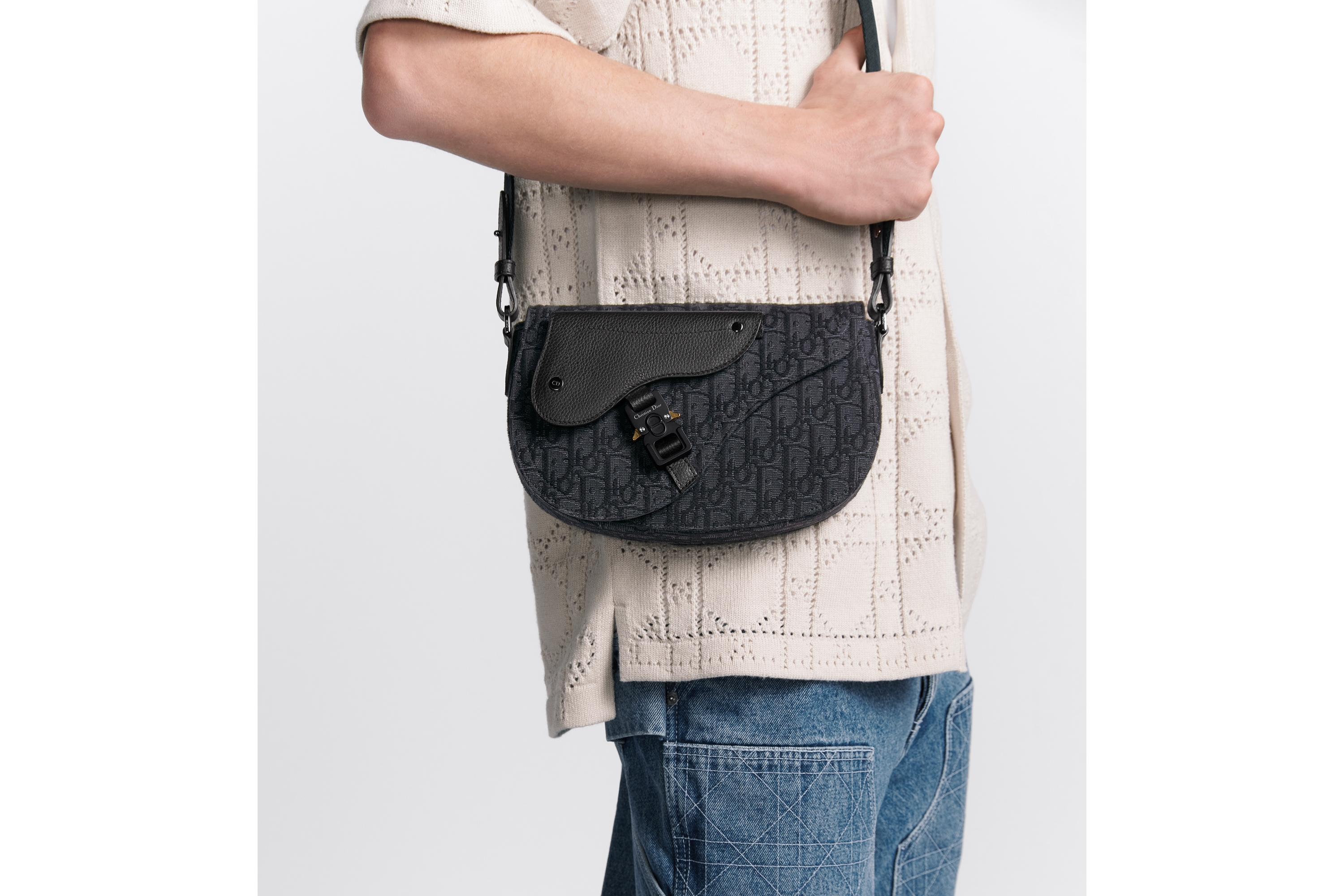 look_image_alt_prefix 马鞍信使包 黑色 Oblique 印花面料和黑色粒面牛皮革 E20