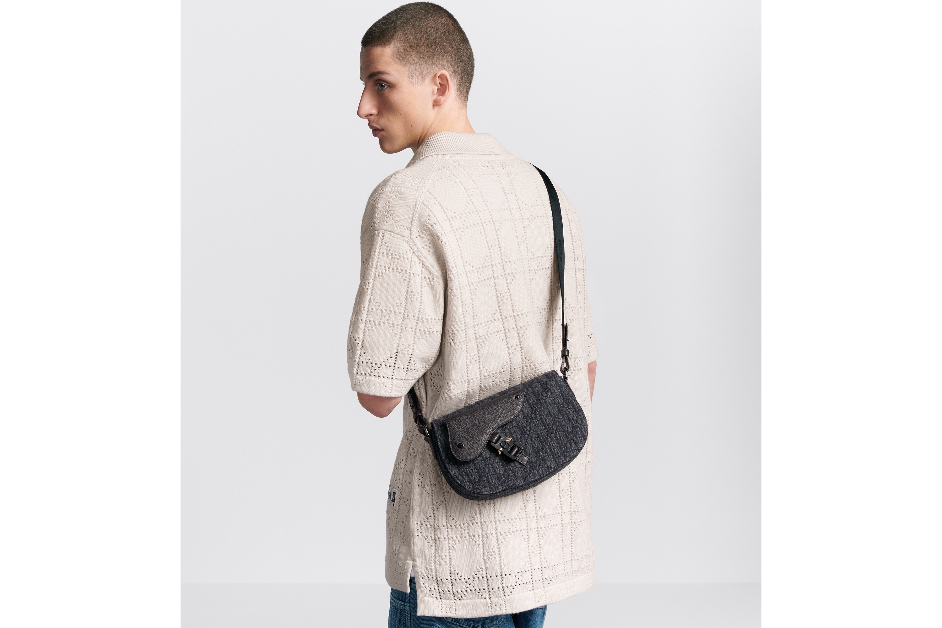 look_image_alt_prefix 马鞍信使包 黑色 Oblique 印花面料和黑色粒面牛皮革 E21