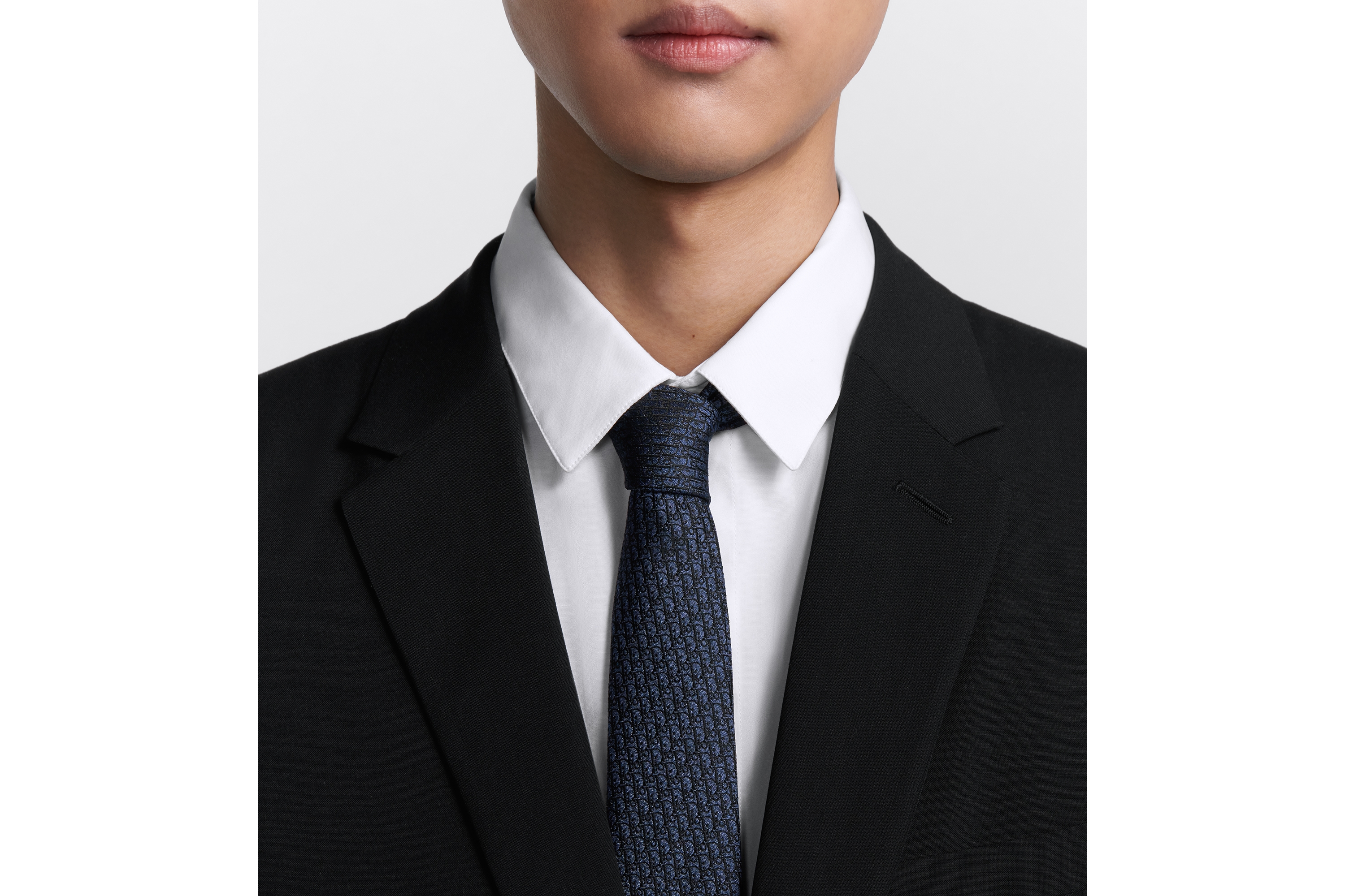 look_image_alt_prefix Dior 印花领带 蓝色和黑色桑蚕丝 Oblique 印花 E36