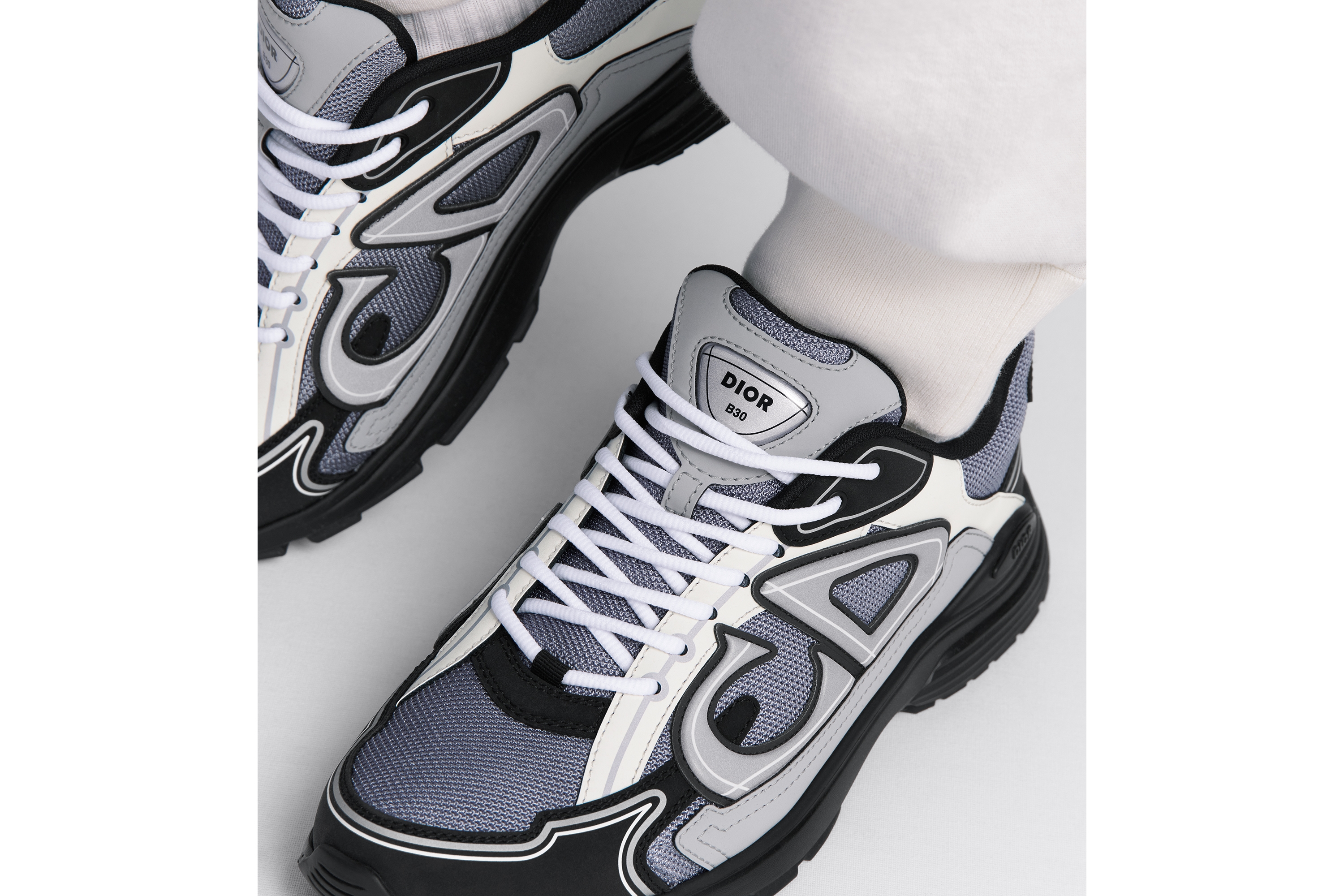 look_image_alt_prefix B30 Countdown 运动鞋 蓝色网眼织物搭配灰色、白色和黑色科技面料 E24