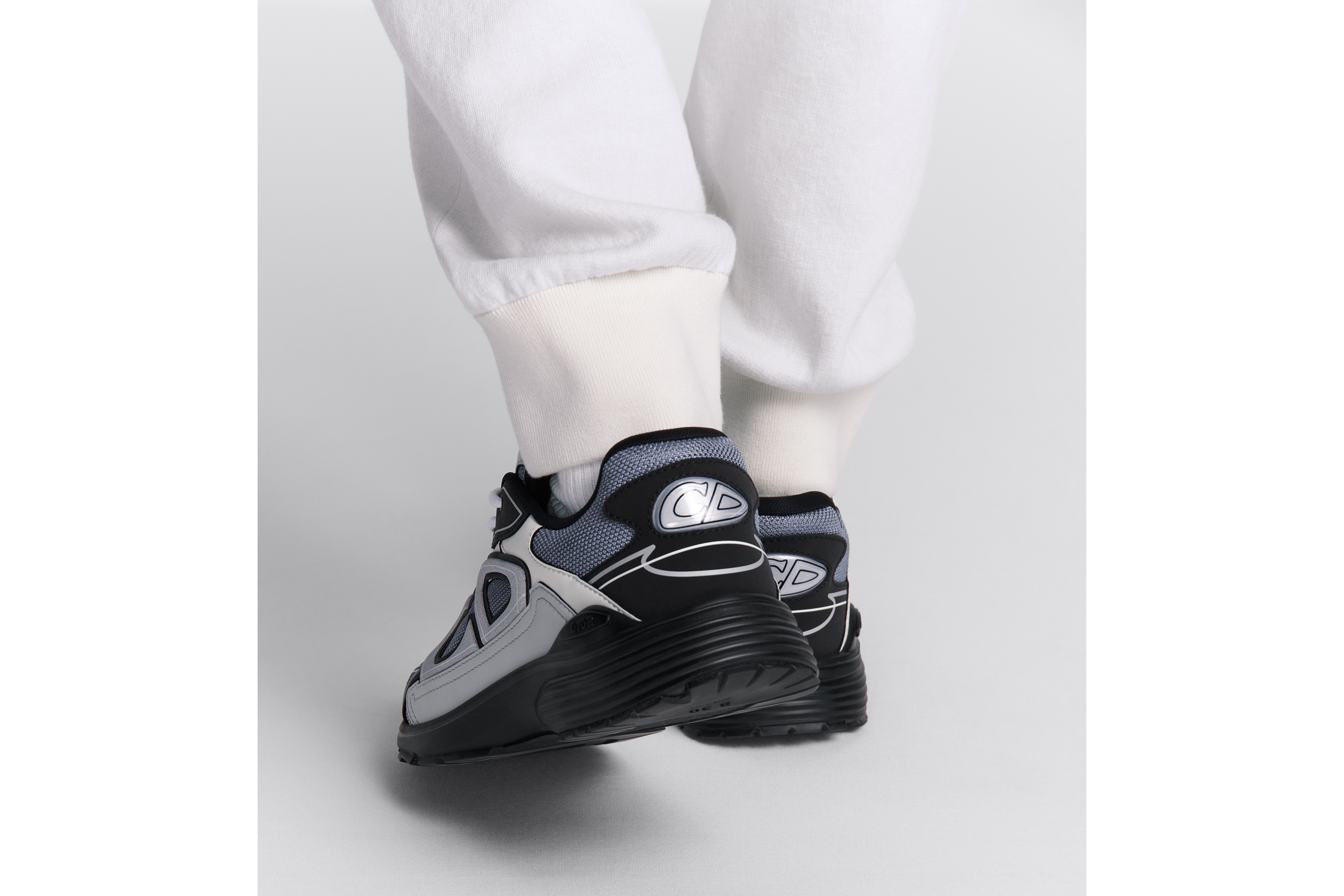 look_image_alt_prefix B30 Countdown 运动鞋 蓝色网眼织物搭配灰色、白色和黑色科技面料 E25