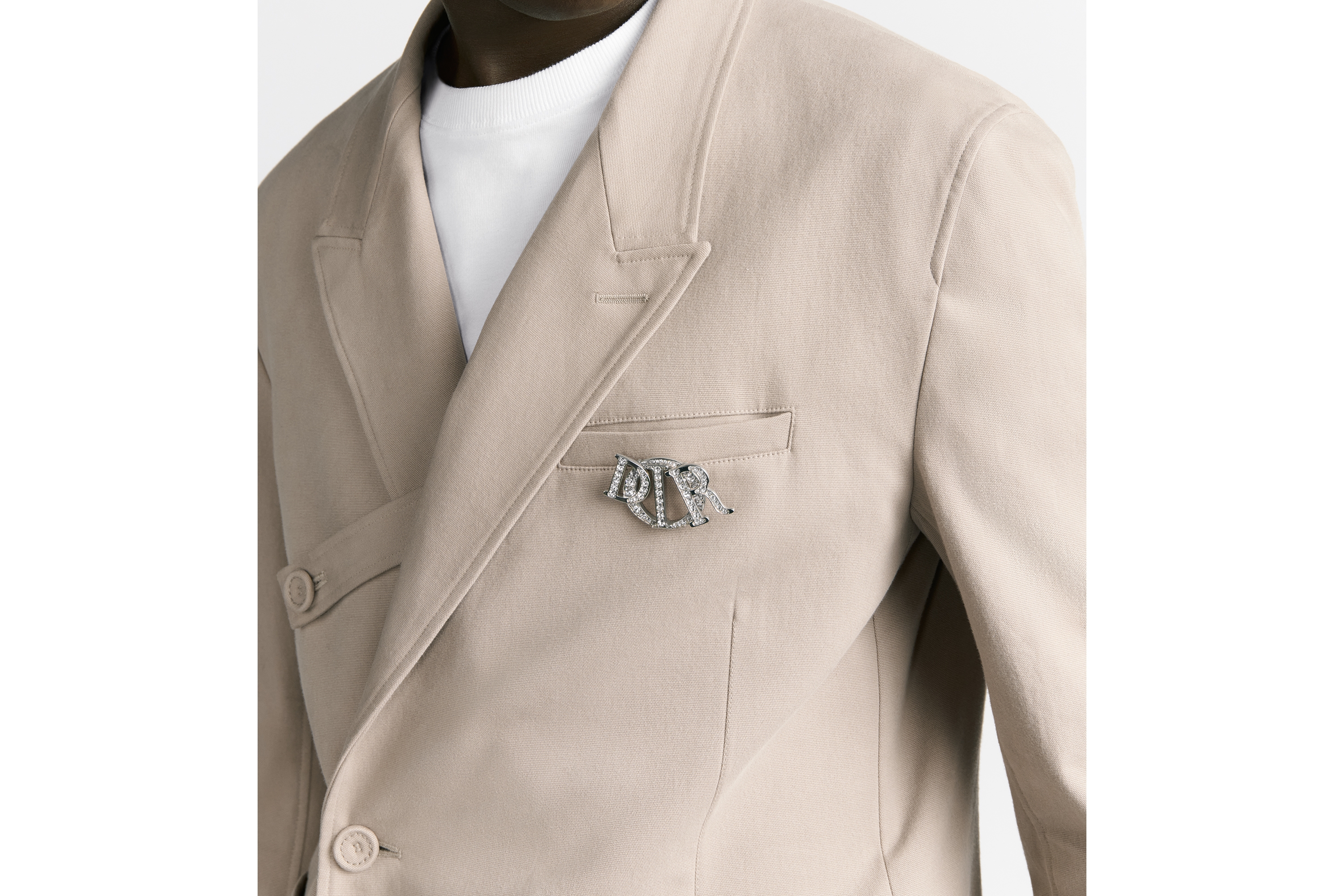 look_image_alt_prefix Dior Charm 胸针 银色饰面黄铜和白色仿水晶装饰 E04