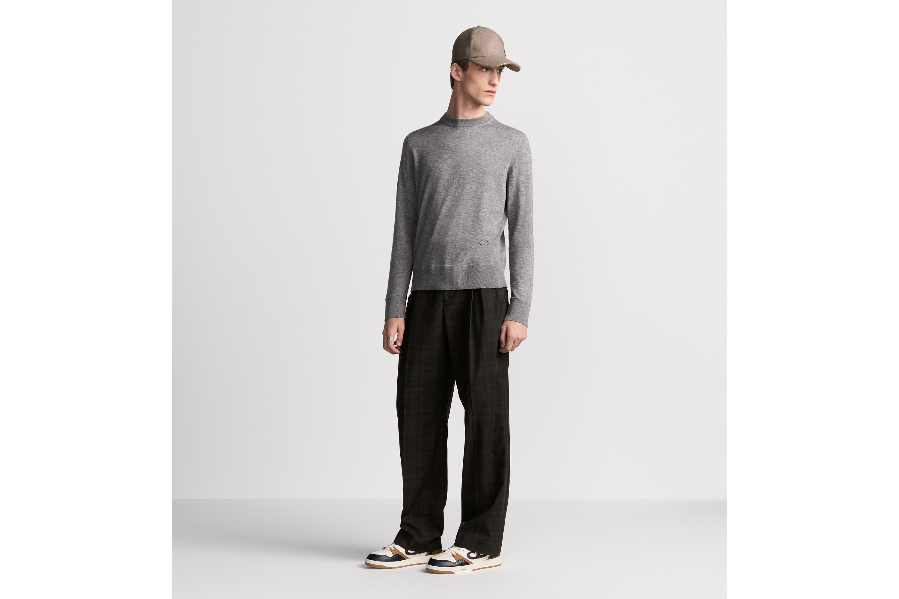 look_image_alt_prefix 圆领毛衫 灰色山羊绒平纹针织面料 CD Icon 刺绣 E08