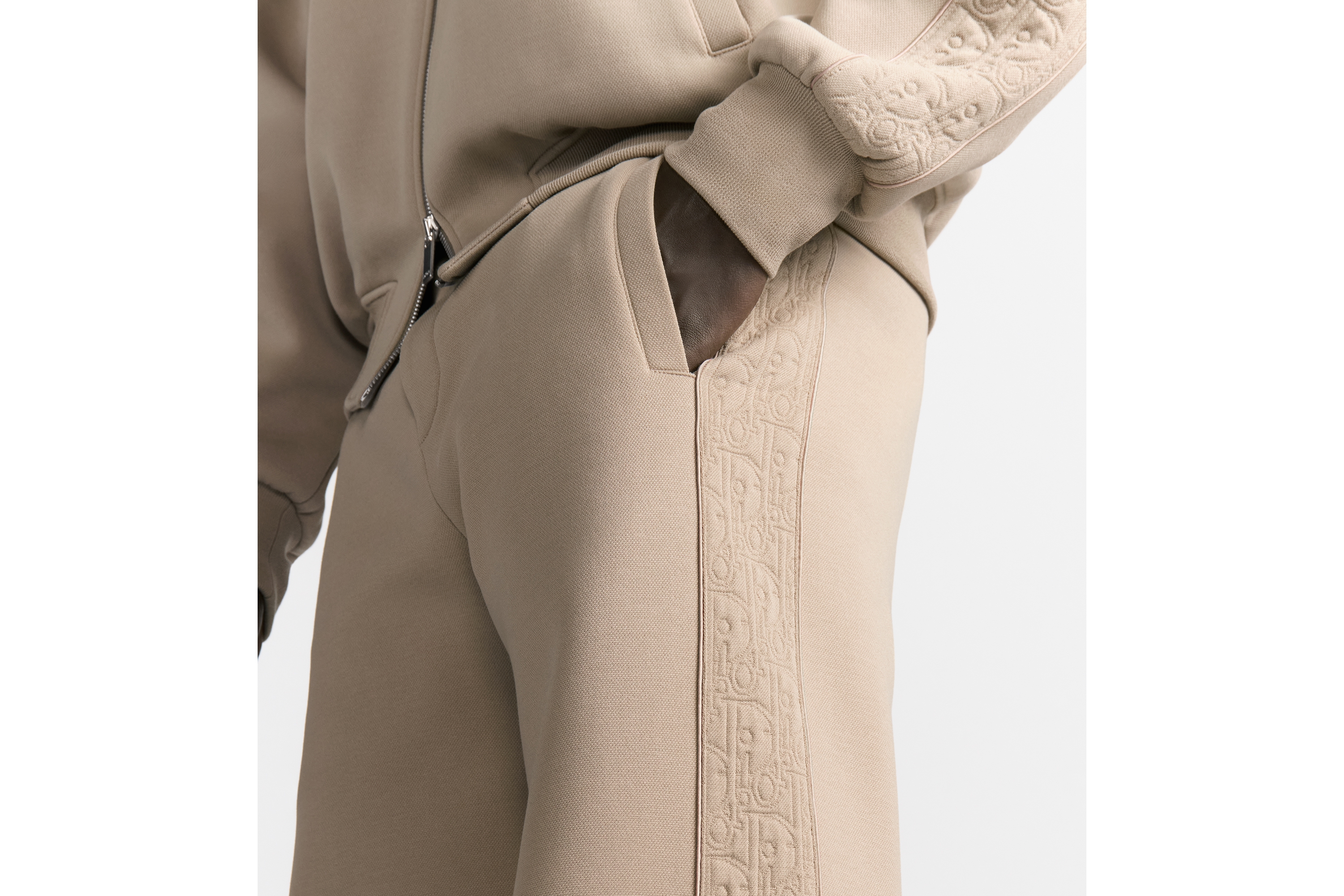 look_image_alt_prefix 运动长裤 米色棉质混纺平纹针织面料 Oblique 印花 E16