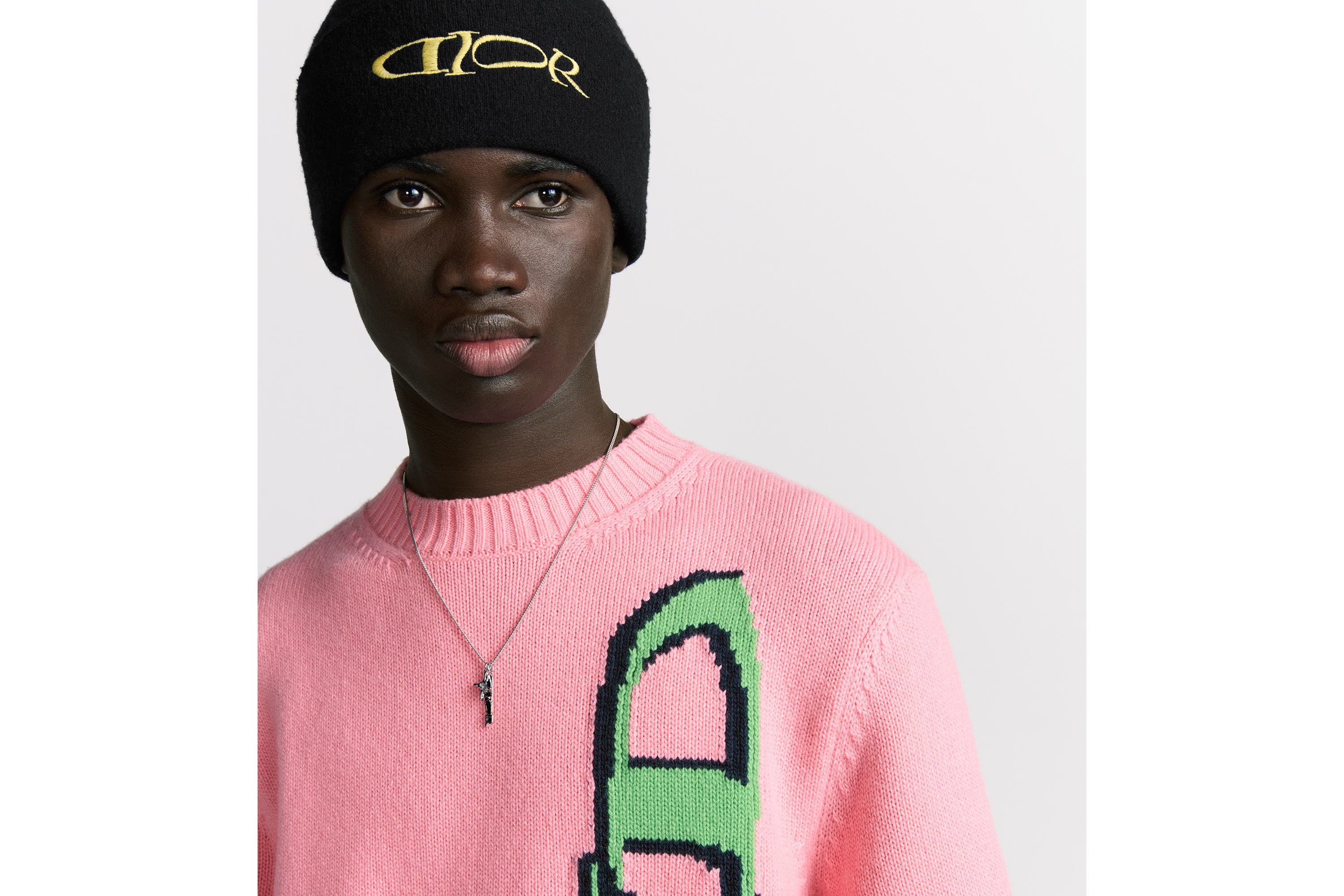 DIOR AND LEWIS HAMILTON 吊坠项链 银色饰面黄铜搭配黑色树脂和白色仿水晶装饰 E39