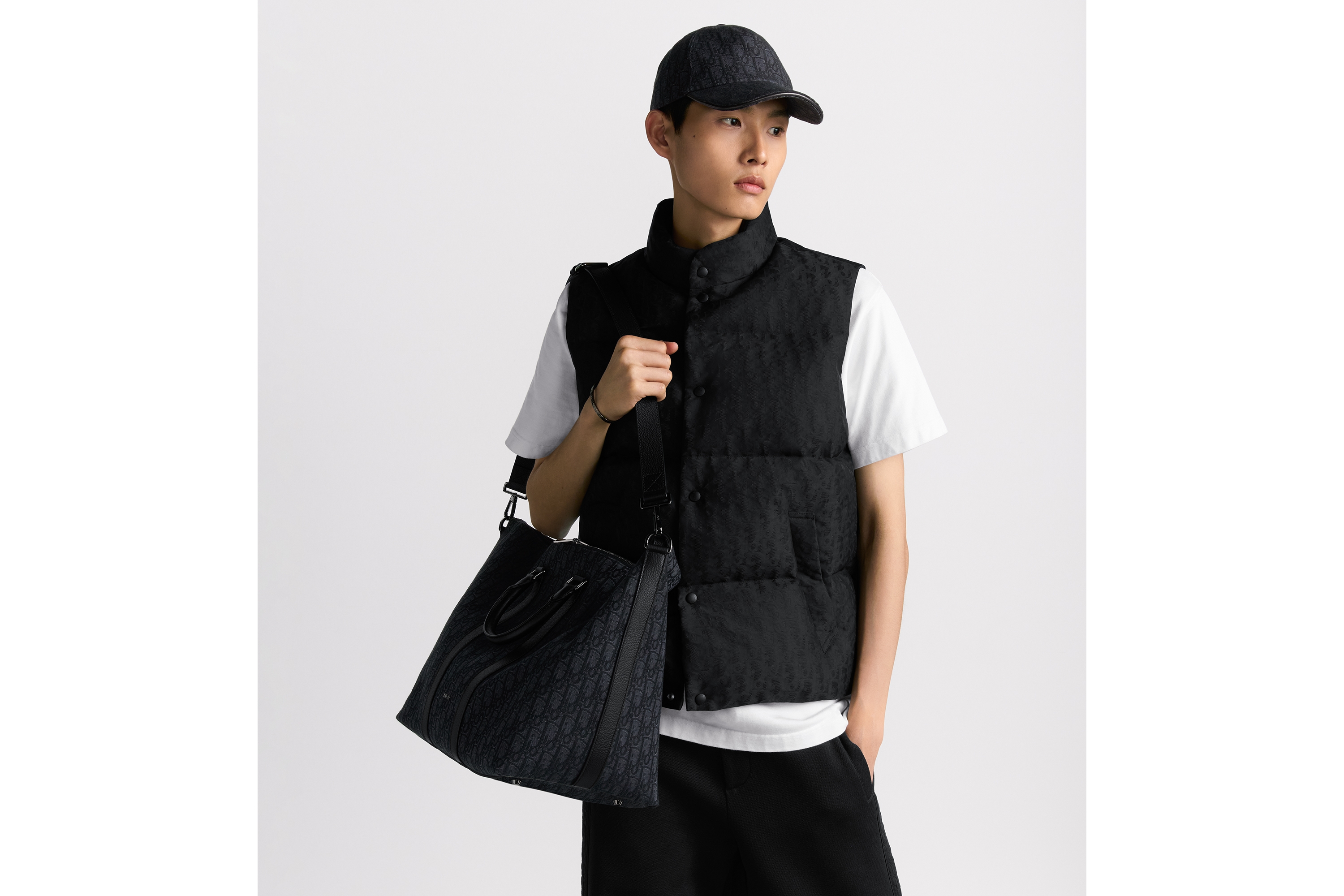 Weekender 40 手袋 黑色 Oblique 印花面料和黑色粒面牛皮革 E19