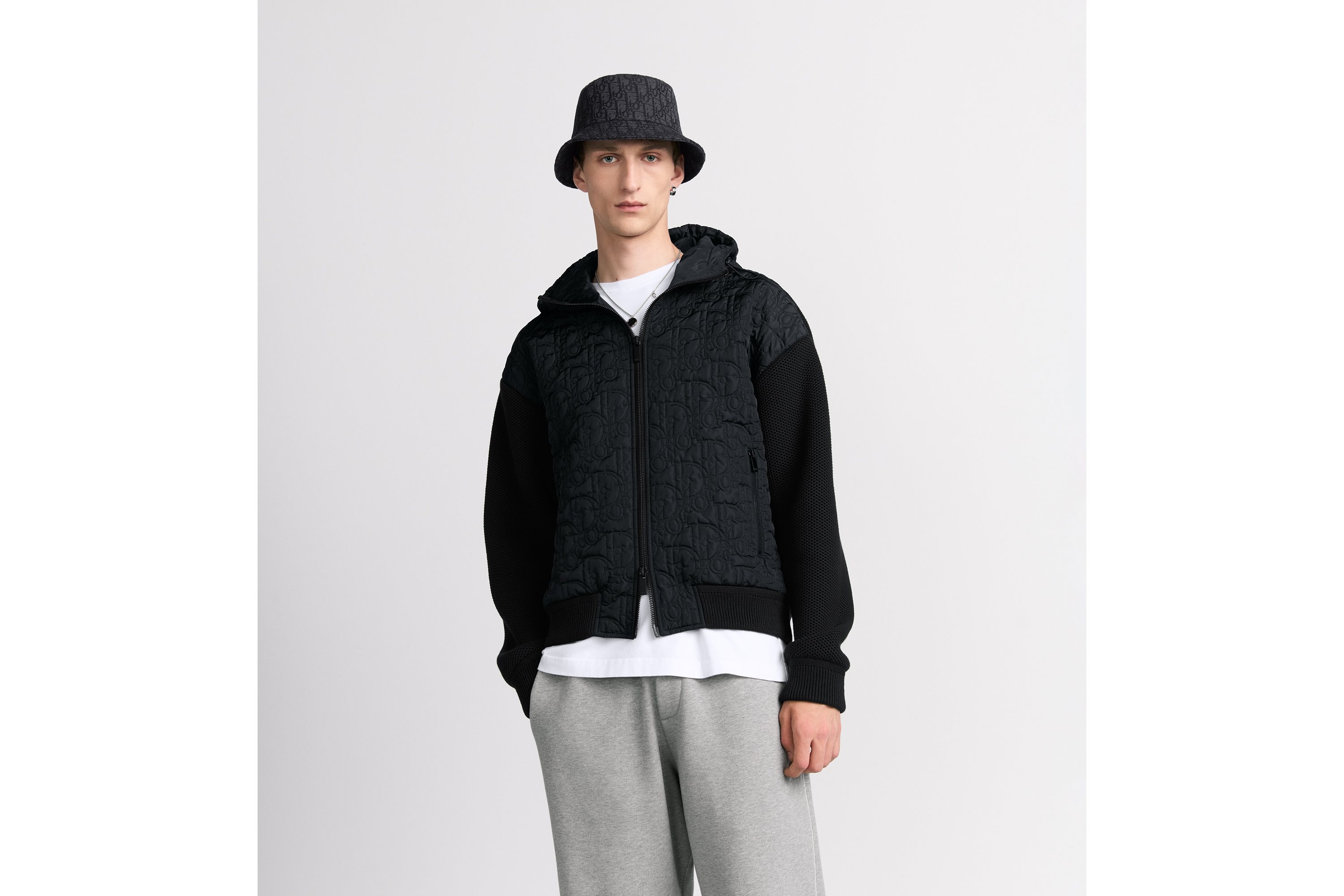 look_image_alt_prefix 连帽短夹克 黑色棉质混纺针织面料 Oblique 印花 E01