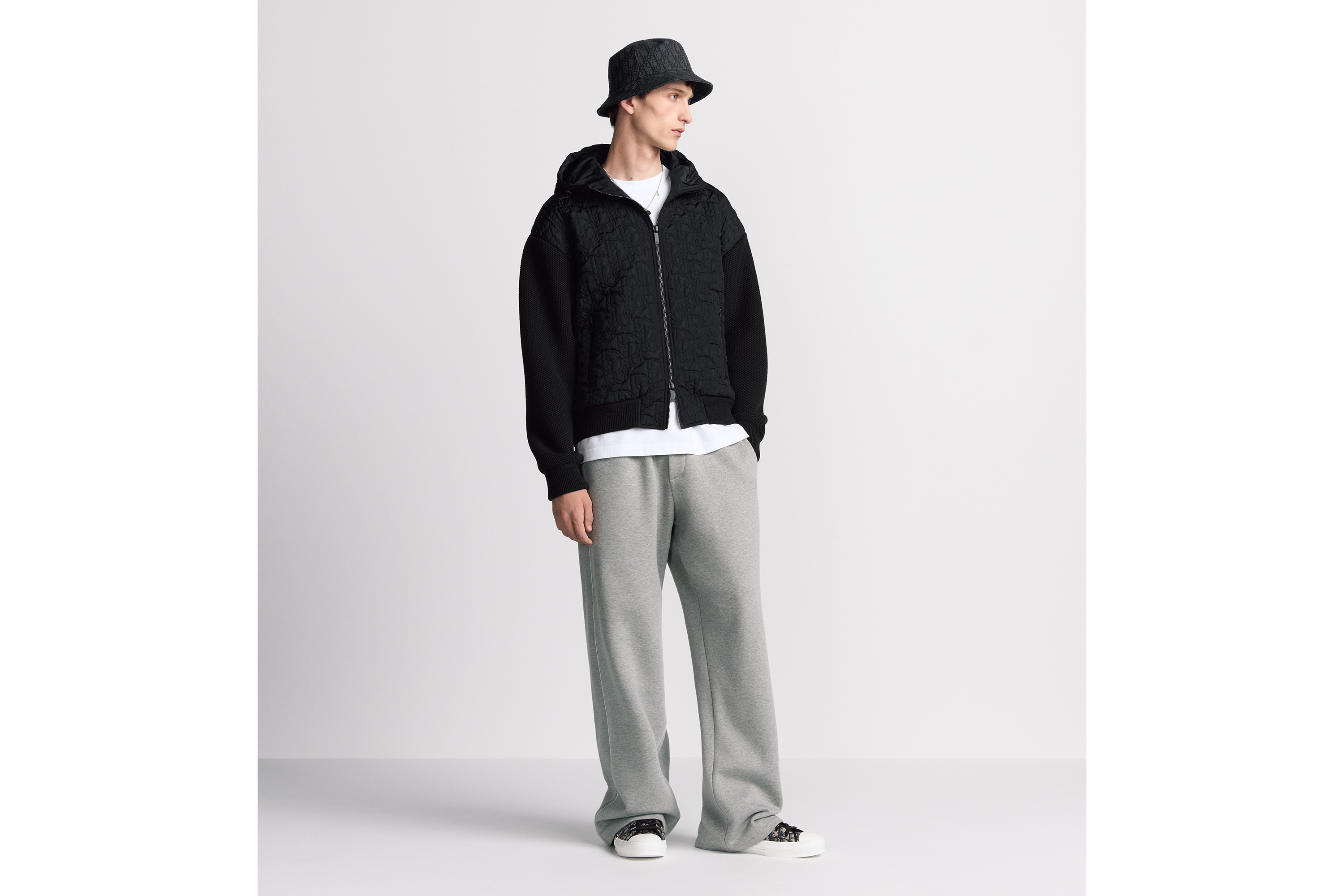 look_image_alt_prefix 连帽短夹克 黑色棉质混纺针织面料 Oblique 印花 E02