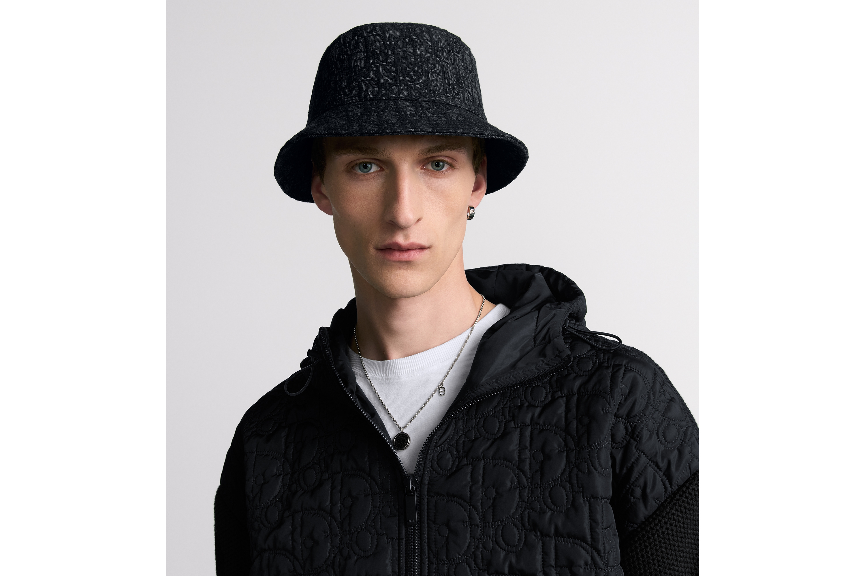 look_image_alt_prefix 连帽短夹克 黑色棉质混纺针织面料 Oblique 印花 E04