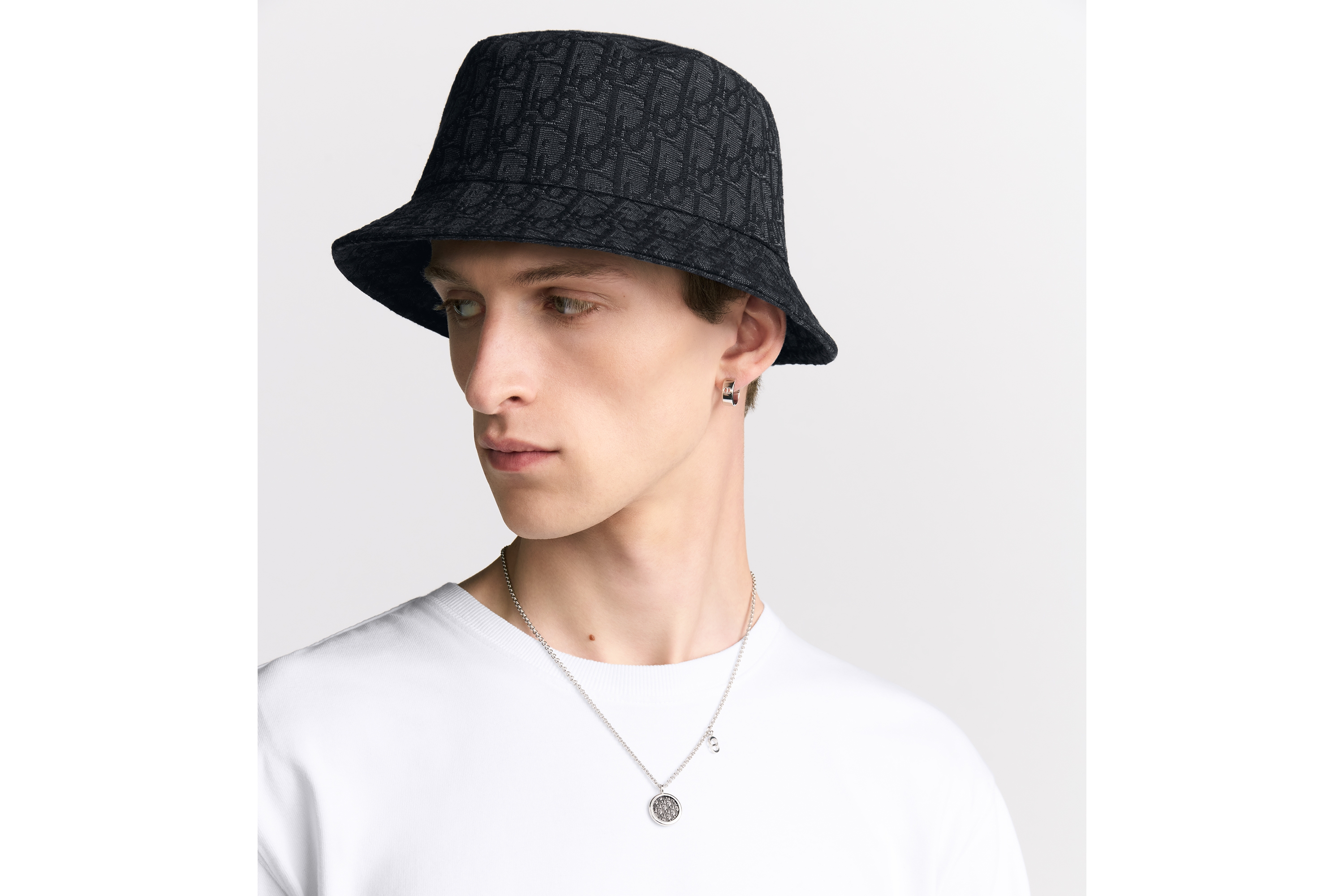 look_image_alt_prefix Dior Oblique 吊坠项链 银色饰面和金属覆层铜合金 E39