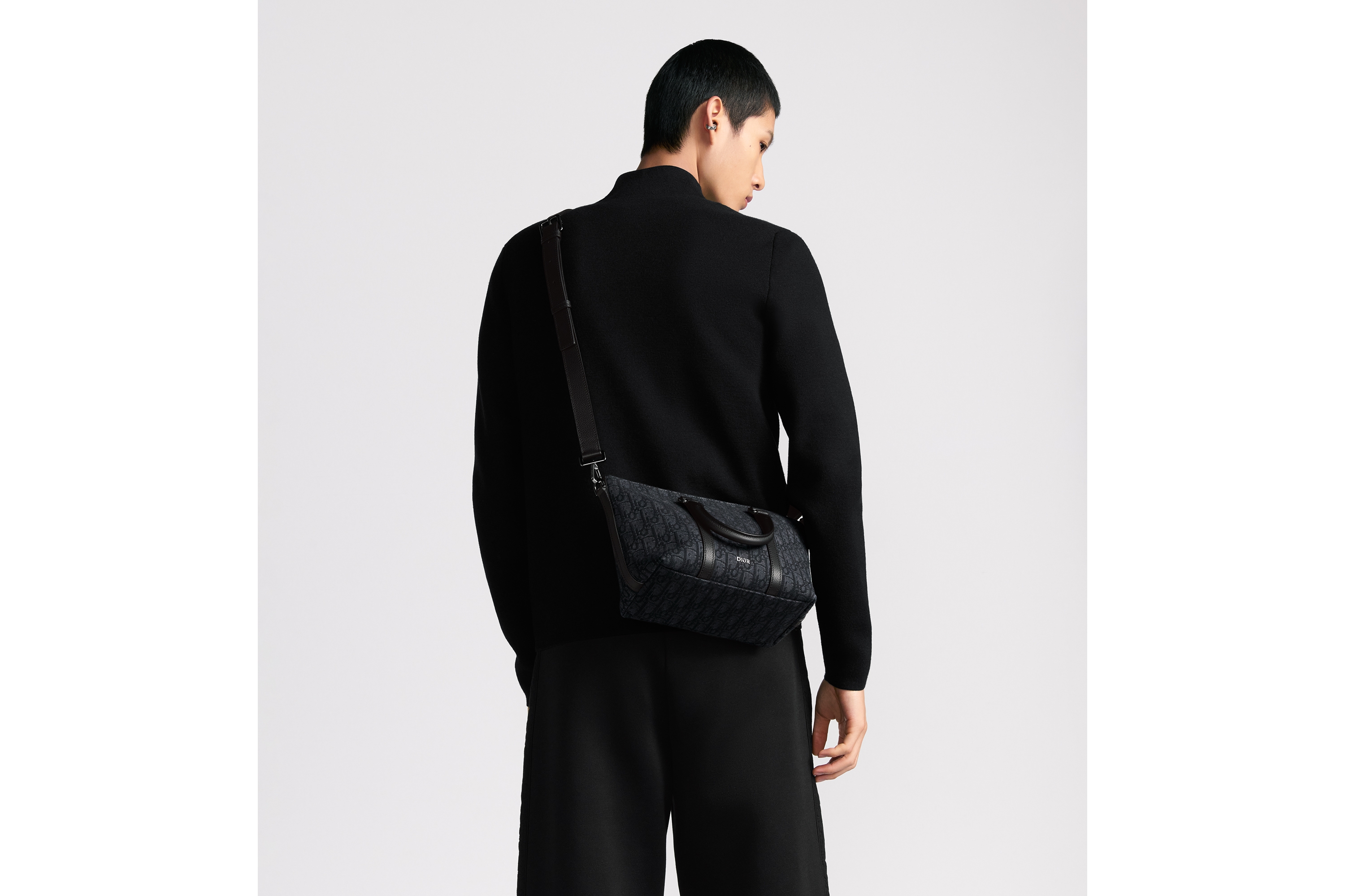 look_image_alt_prefix Weekender 25 手袋 黑色 Oblique 印花面料和黑色粒面牛皮革 E19