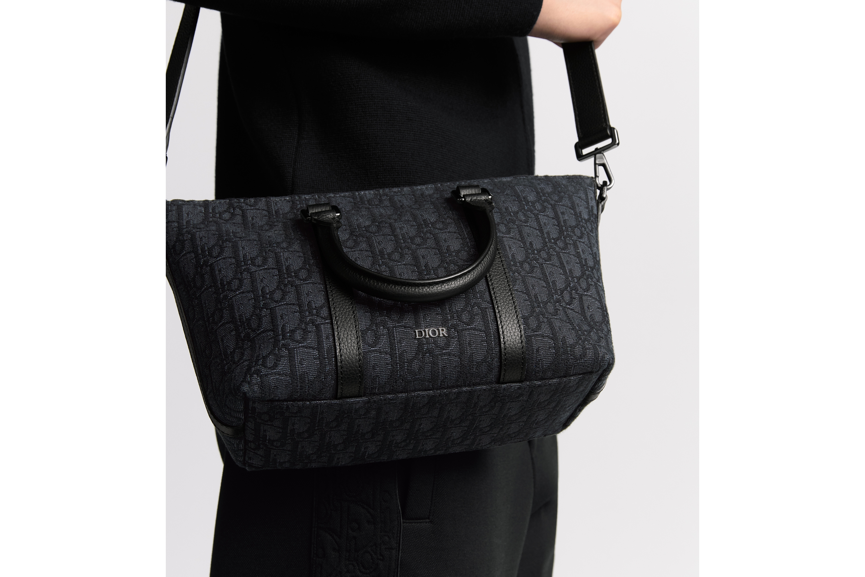 look_image_alt_prefix Weekender 25 手袋 黑色 Oblique 印花面料和黑色粒面牛皮革 E20