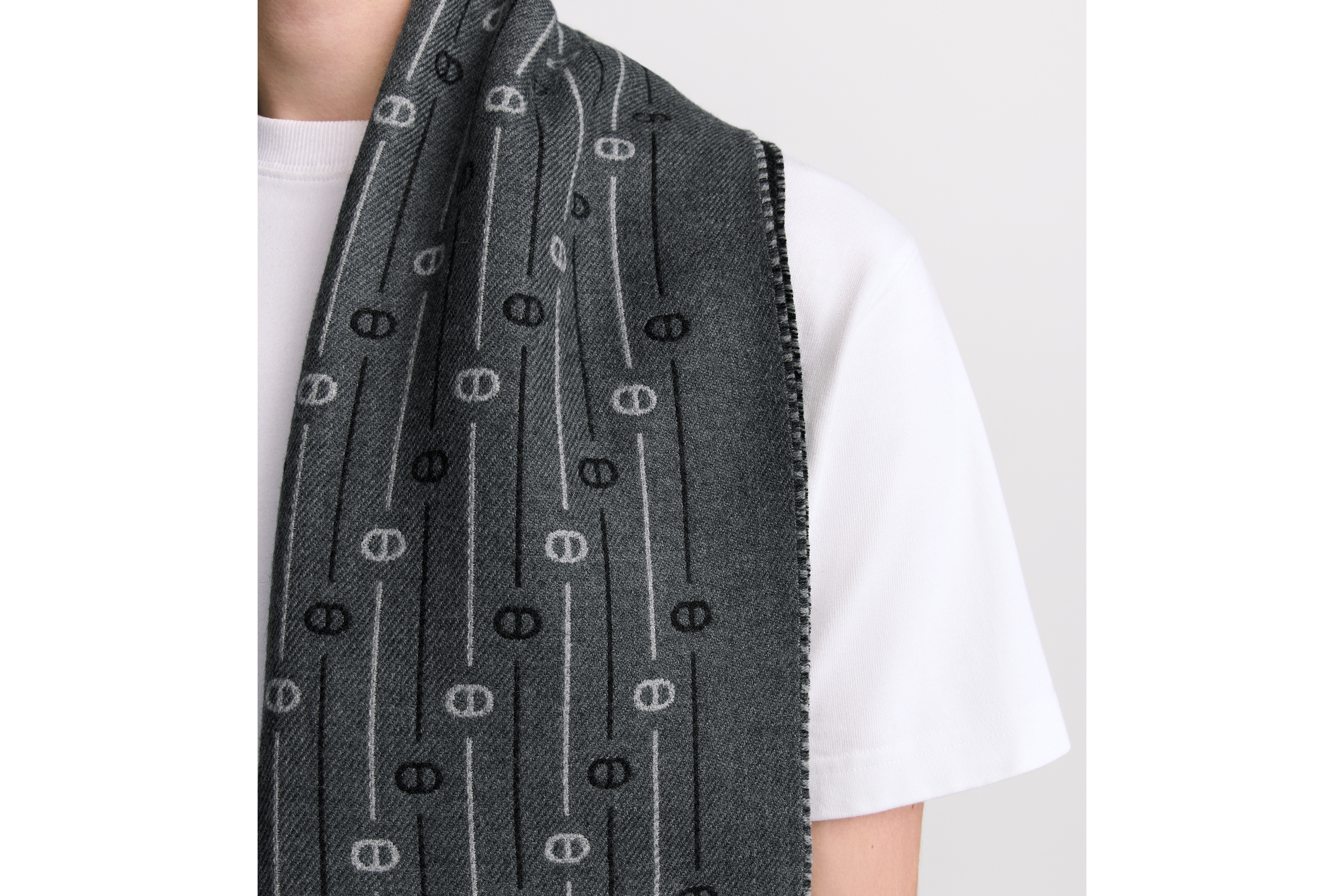 look_image_alt_prefix 围巾 煤灰色绵羊毛面料 CD Icon 条纹图案 E33