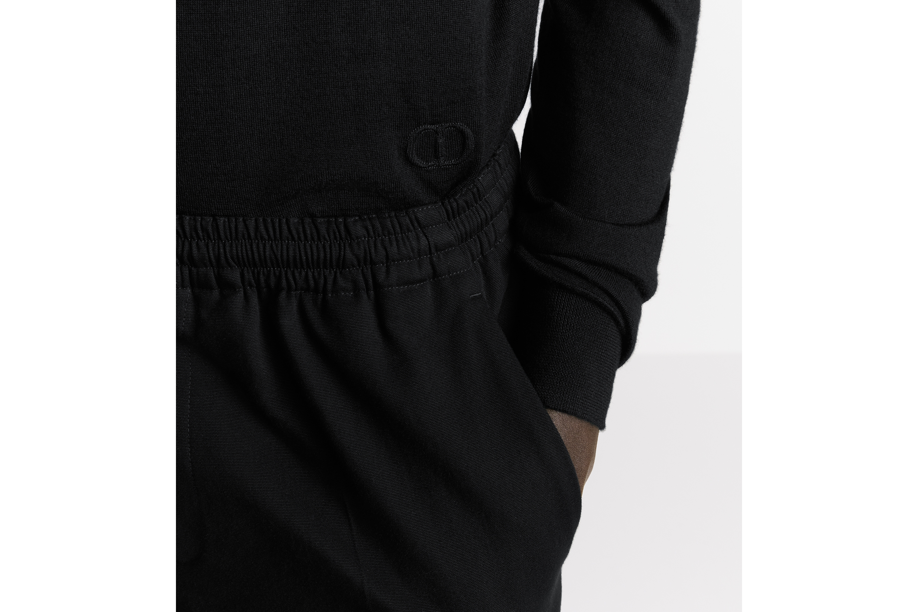 look_image_alt_prefix 高领套头衫 黑色山羊绒平纹针织面料 CD Icon 刺绣 E10