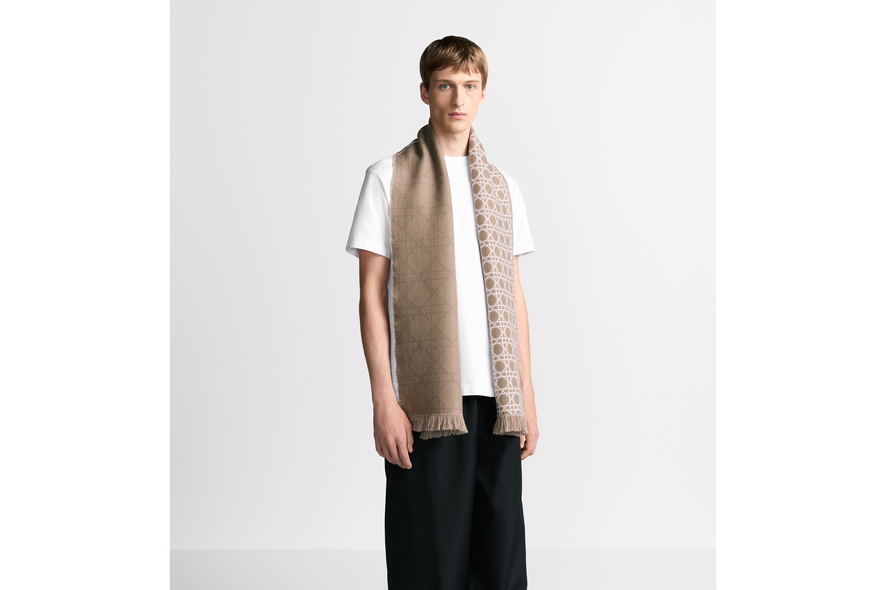 look_image_alt_prefix 围巾 米色和白色绵羊毛面料藤格纹条纹图案 E32