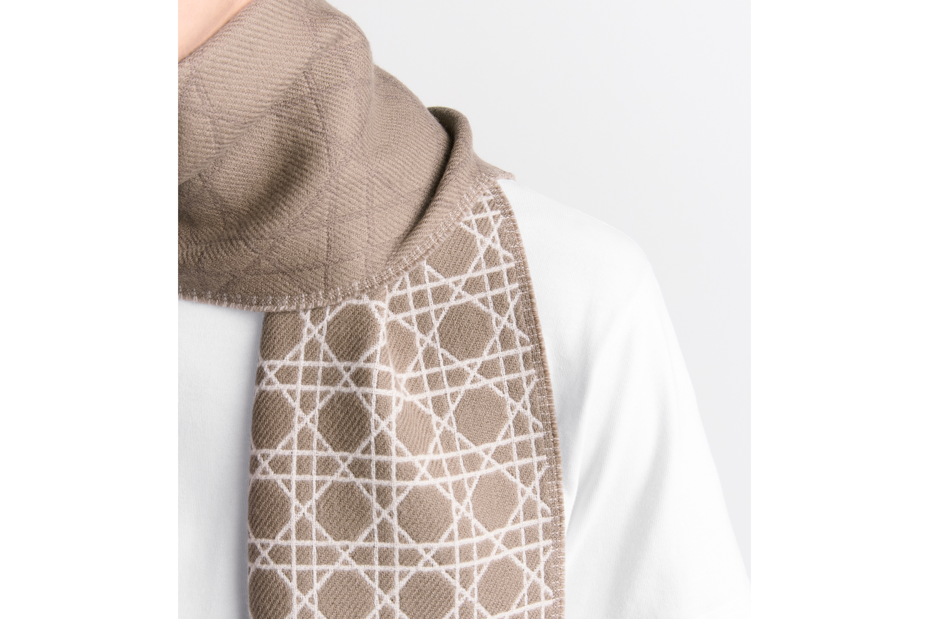 look_image_alt_prefix 围巾 米色和白色绵羊毛面料藤格纹条纹图案 E33