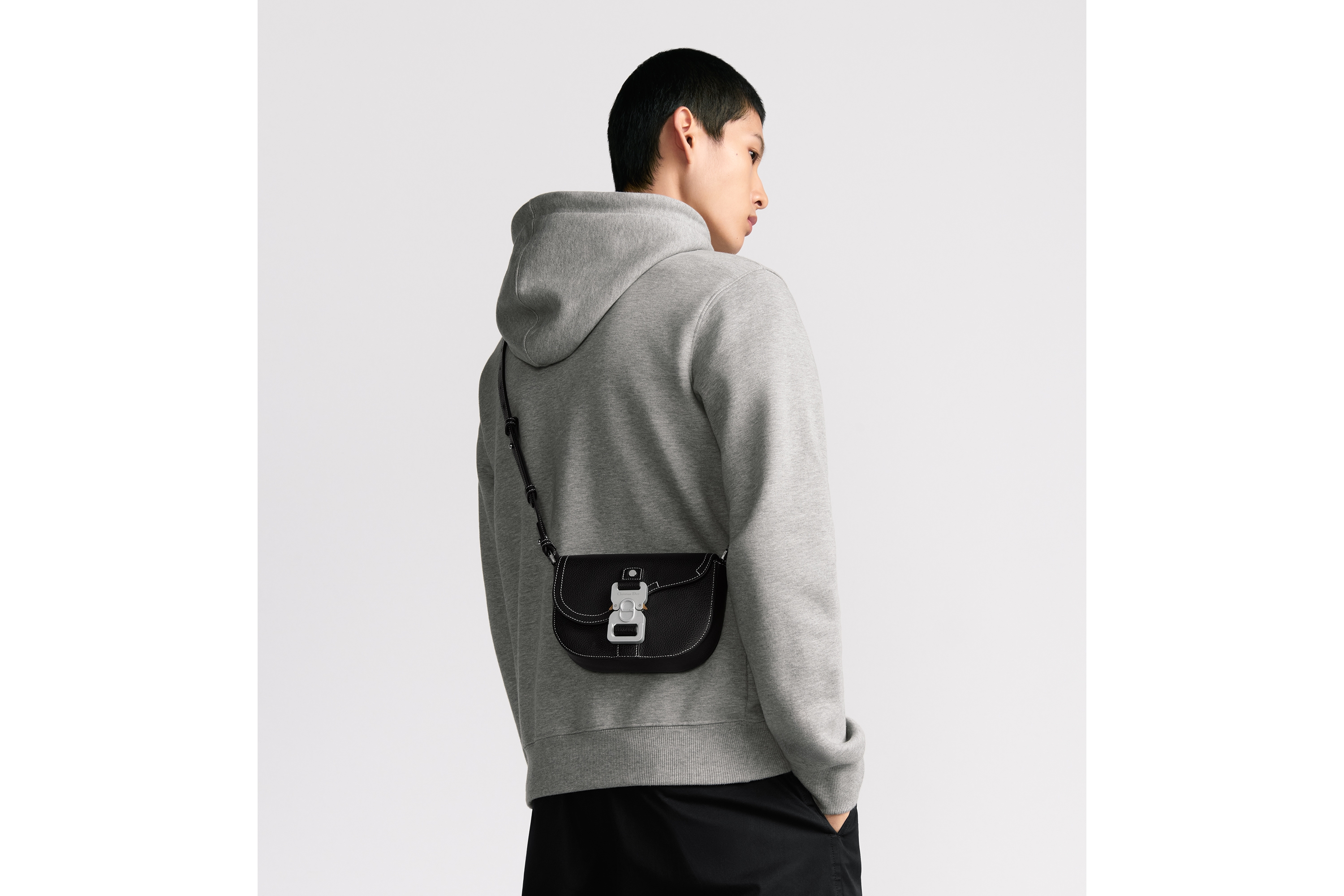 look_image_alt_prefix 迷你马鞍信使包 黑色粒面牛皮革搭配翻盖 E19