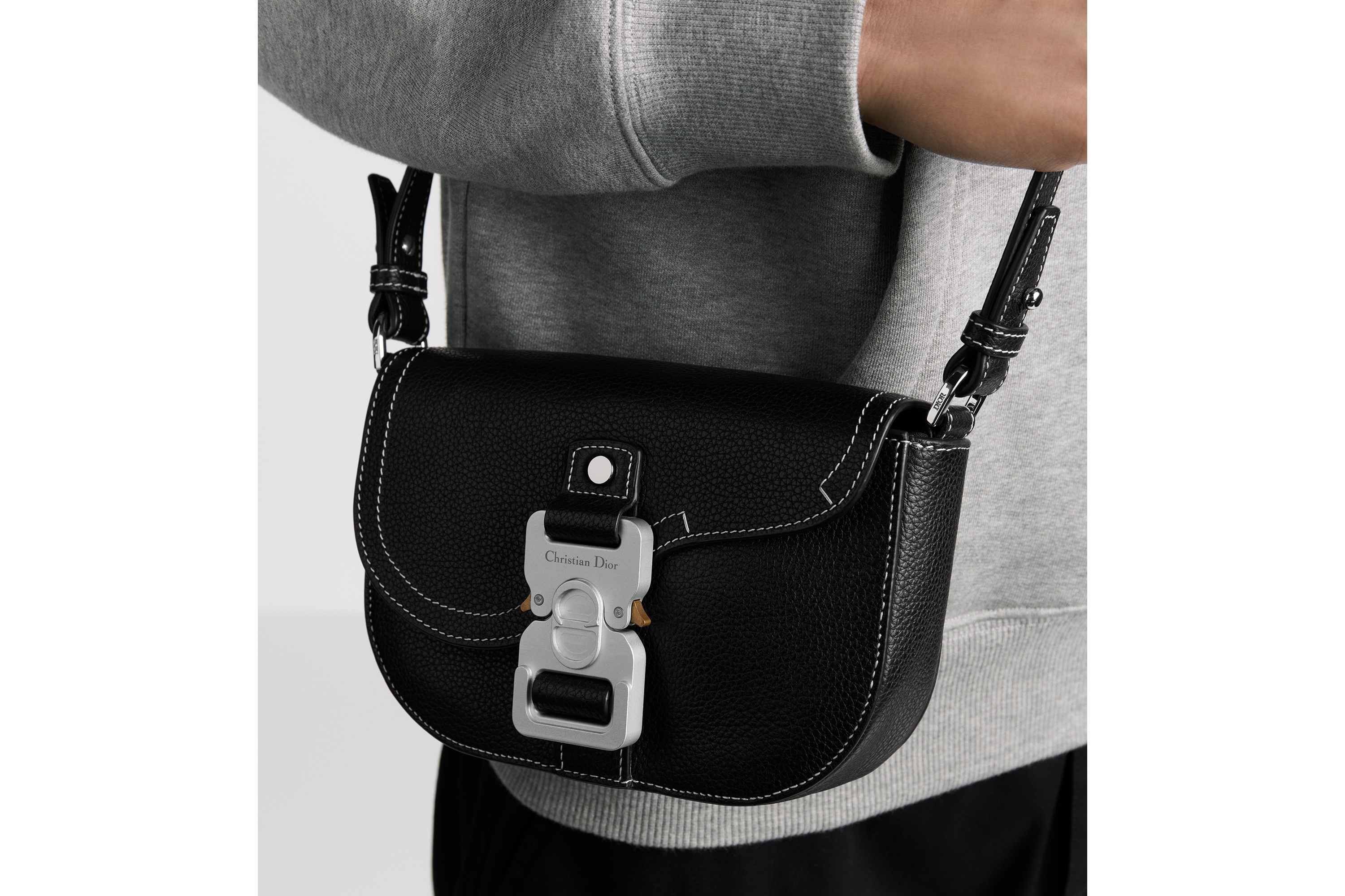 look_image_alt_prefix 迷你马鞍信使包 黑色粒面牛皮革搭配翻盖 E20